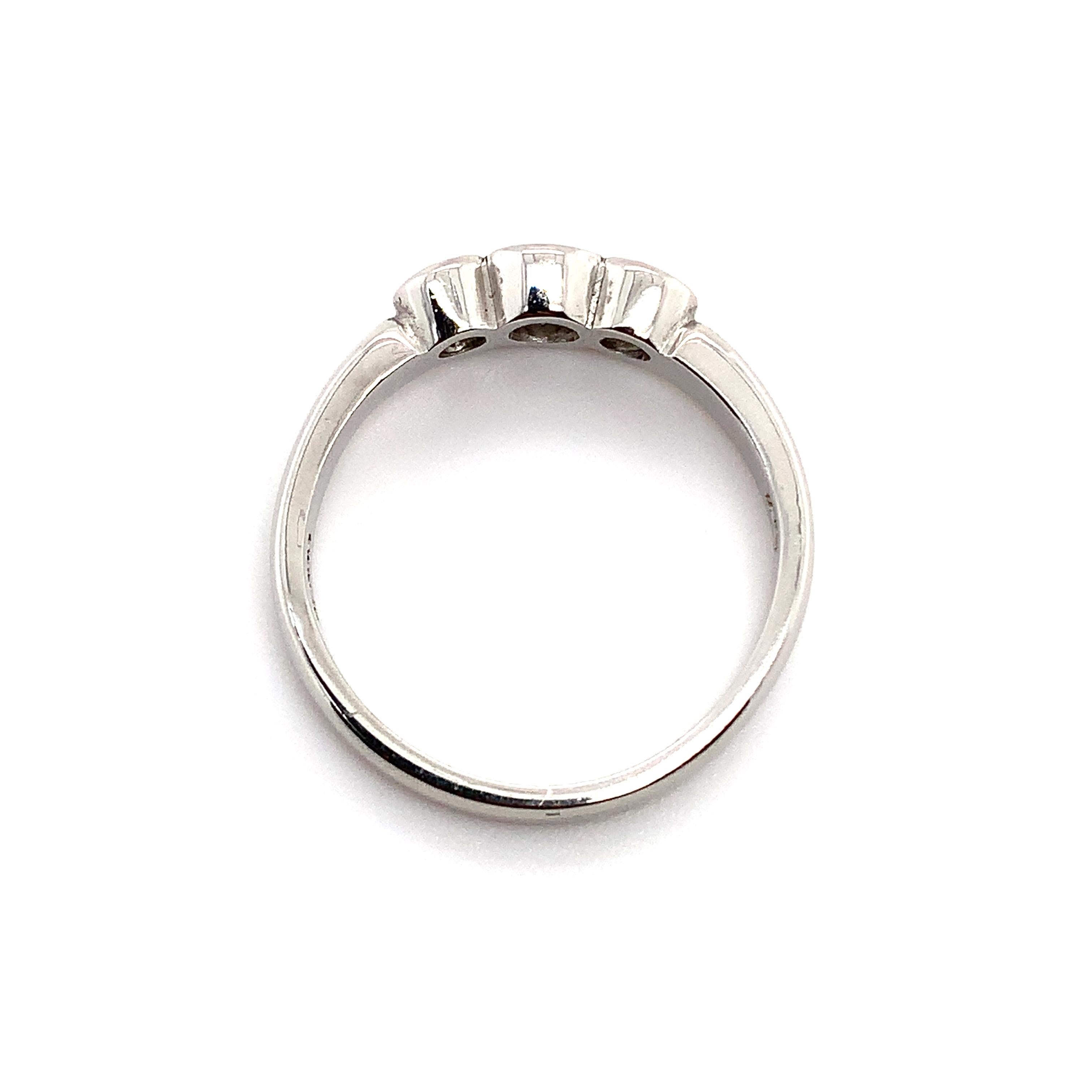 Round diamond three stone trilogy engagement ring platinum For Sale 2