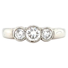 Anello di fidanzamento trilogy con diamante rotondo e tre pietre in platino
