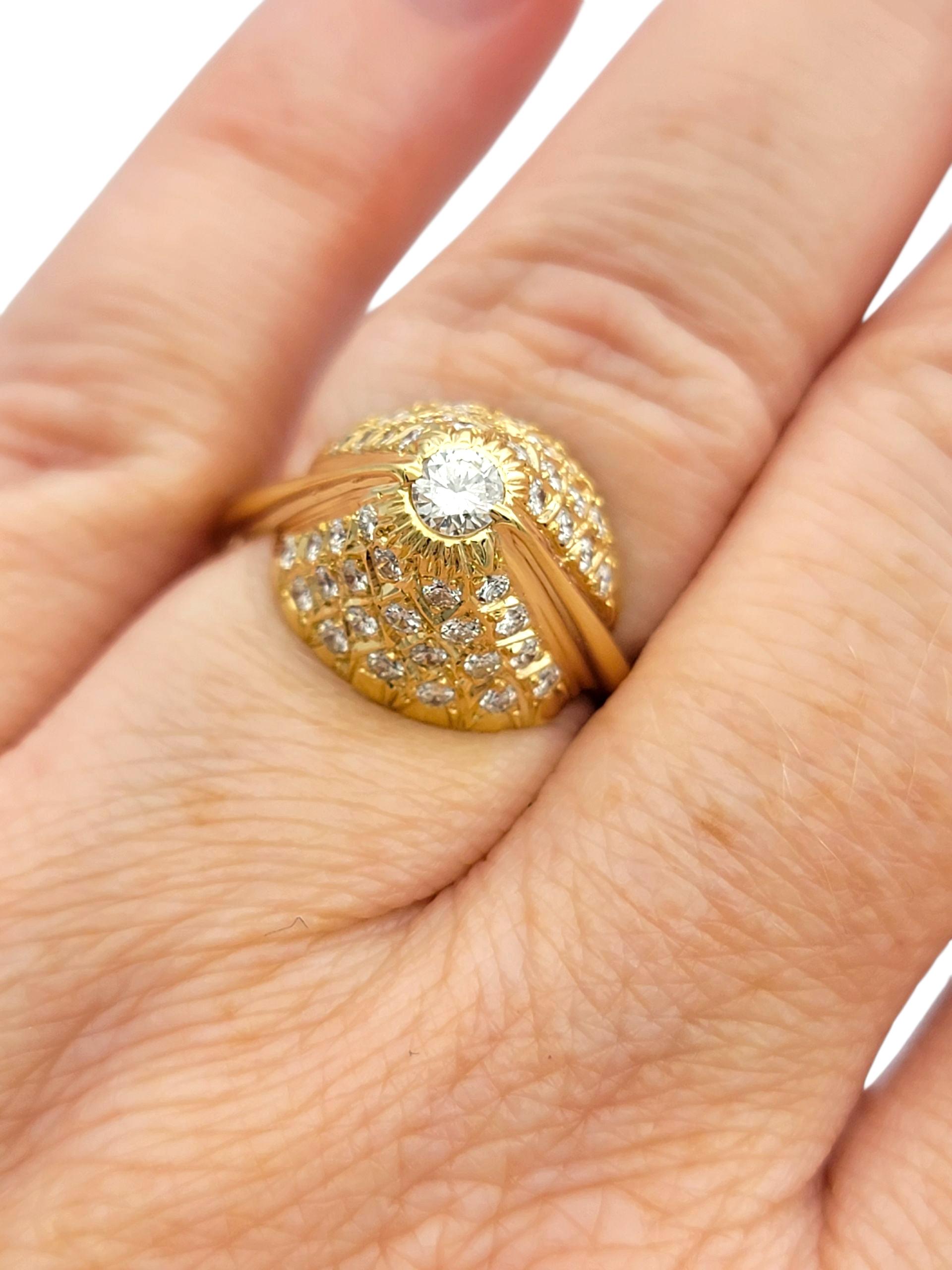 Bague de cocktail en or jaune 14 carats avec diamant rond et dôme triangulaire en vente 4