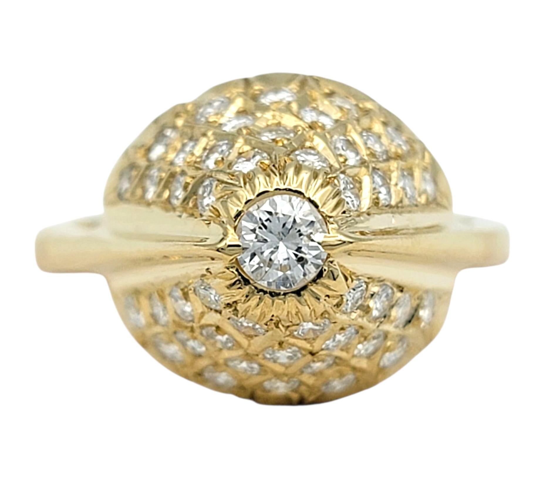 Cette élégante bague en diamant présente des diamants ronds étincelants de taille brillante sertis dans de l'or jaune 14 carats. Les diamants sont disposés dans un élégant dôme triangulaire qui rehausse leur feu et leur brillance, tout en faisant