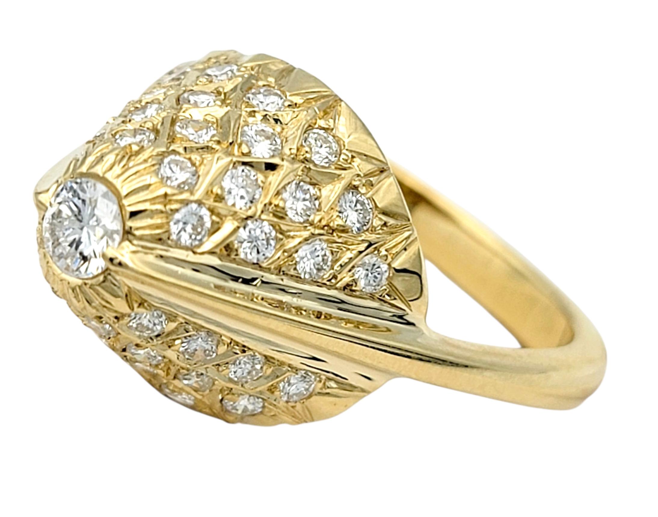 Taille ronde Bague de cocktail en or jaune 14 carats avec diamant rond et dôme triangulaire en vente