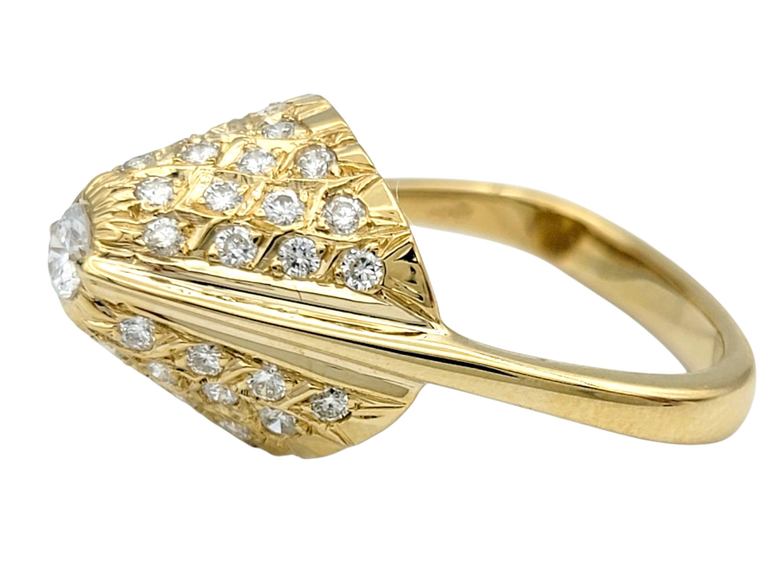 Bague de cocktail en or jaune 14 carats avec diamant rond et dôme triangulaire Pour femmes en vente