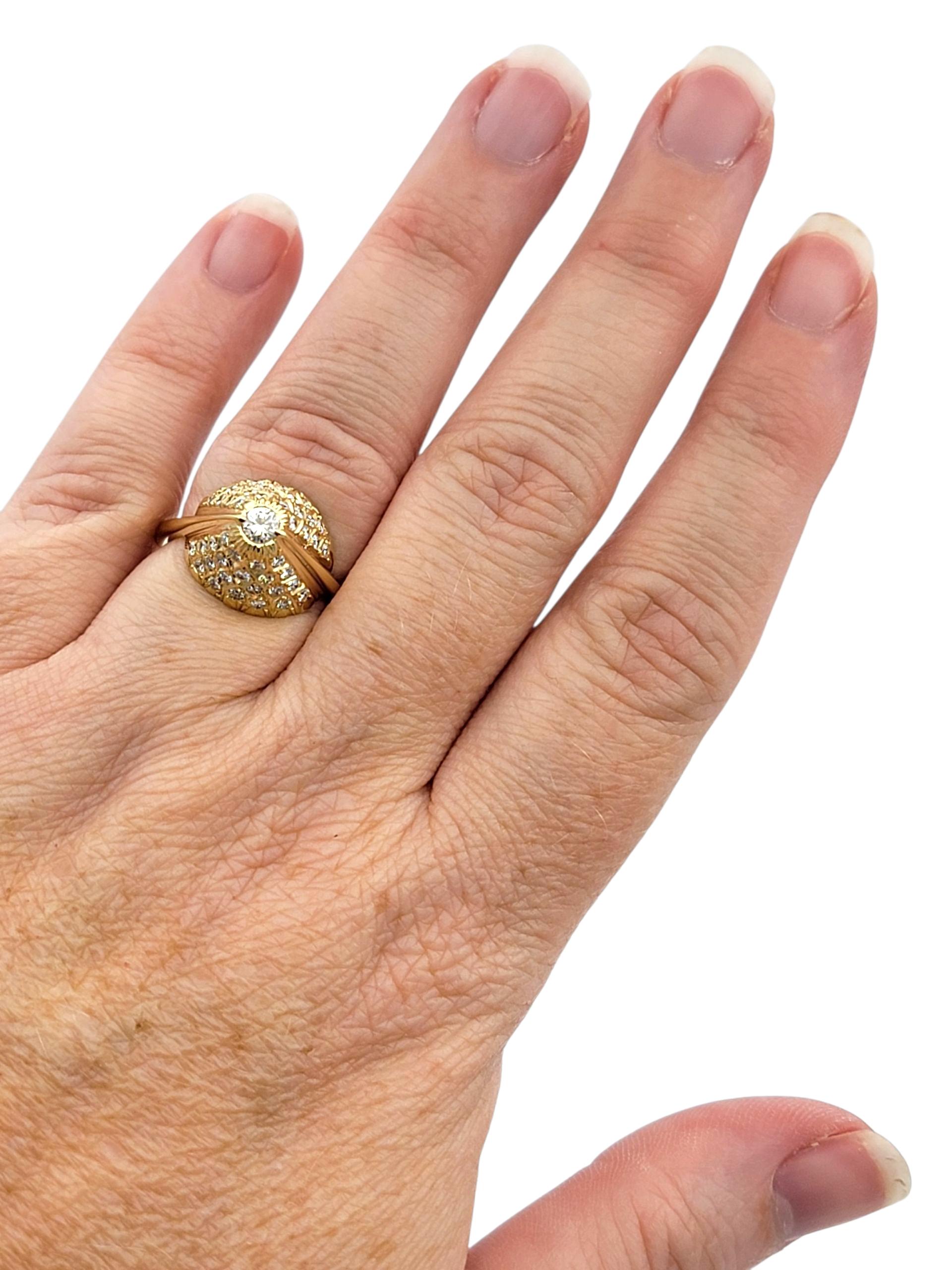 Bague de cocktail en or jaune 14 carats avec diamant rond et dôme triangulaire en vente 3