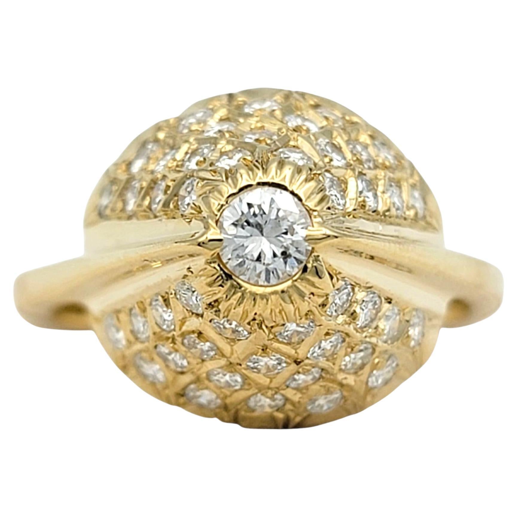 Bague de cocktail en or jaune 14 carats avec diamant rond et dôme triangulaire en vente