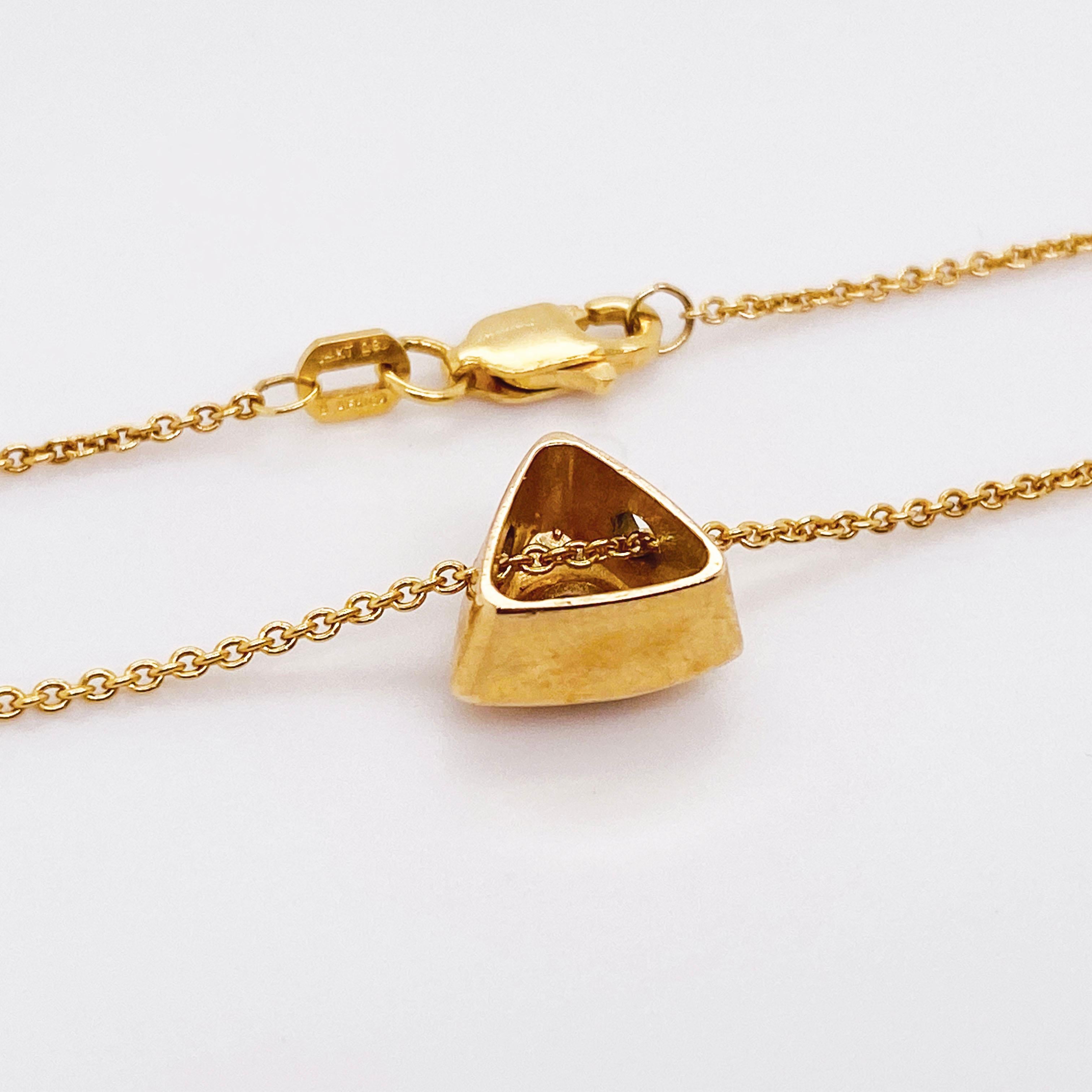 14 Karat Goldkette Halskette mit rundem Diamant-Dreieck-Anhänger mit Trillionen-Lünette (Moderne)