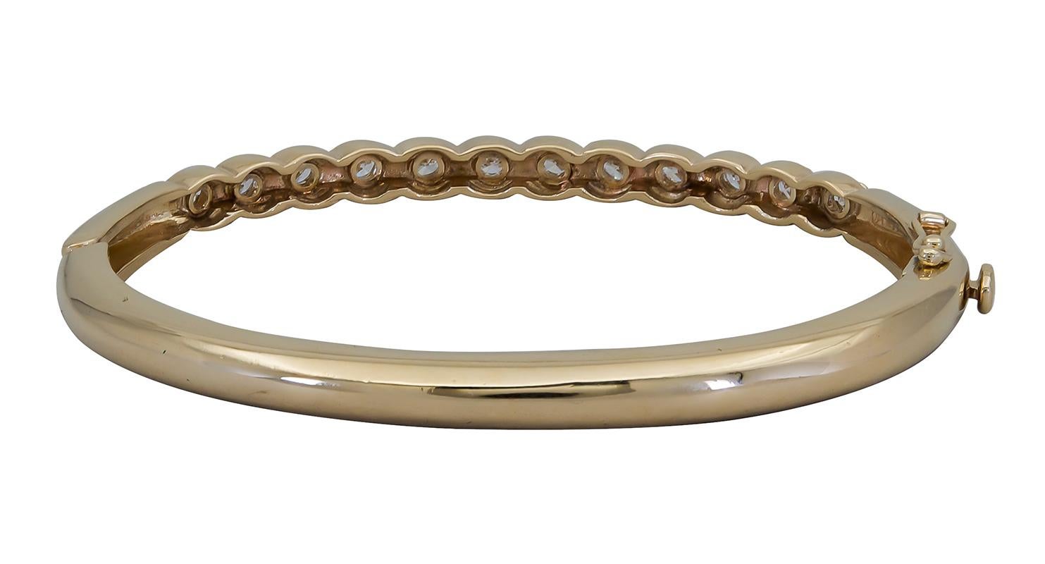 Ein schickes, gedrehtes Design aus 18 Karat Gelbgold, das mit runden Brillanten besetzt ist.
Die Diamanten wiegen insgesamt etwa 2 Karat.
Passt bis zu einem Handgelenk von 6