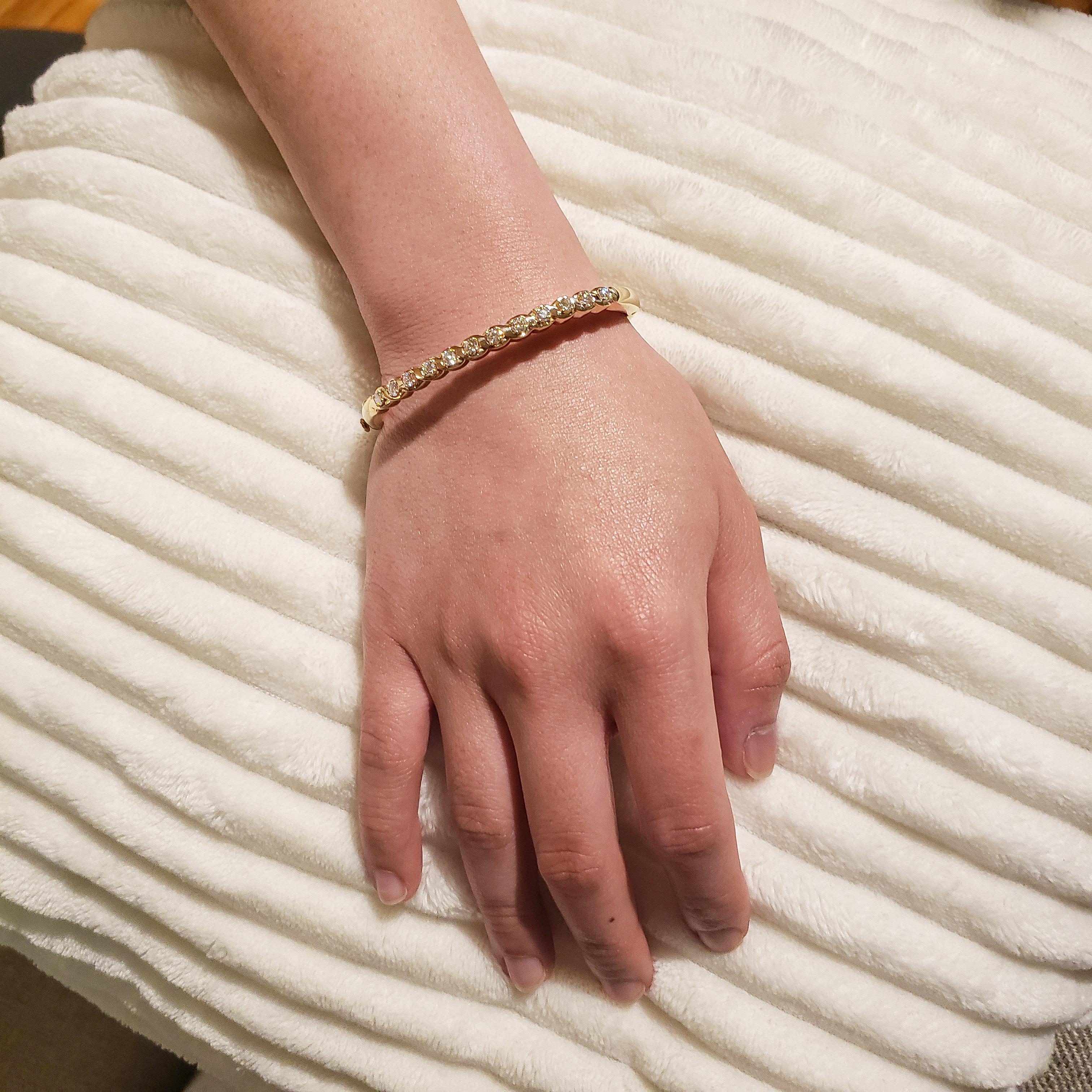 Runder Diamant-Verdrehter Armreif aus 18 Karat Gelbgold Damen