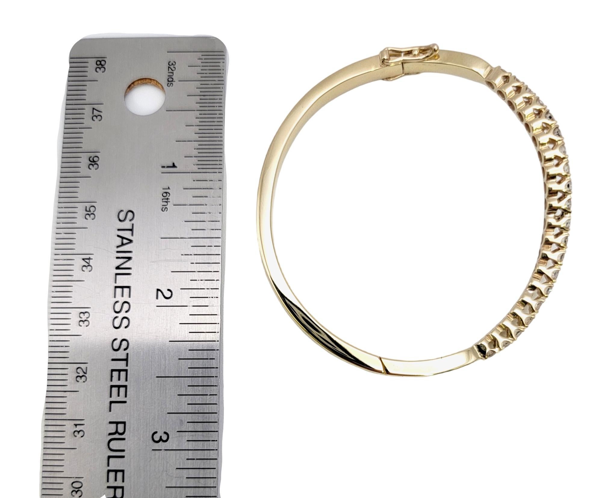 Bracelet jonc à charnières ovale en or jaune 14 carats avec diamants ronds en vente 8