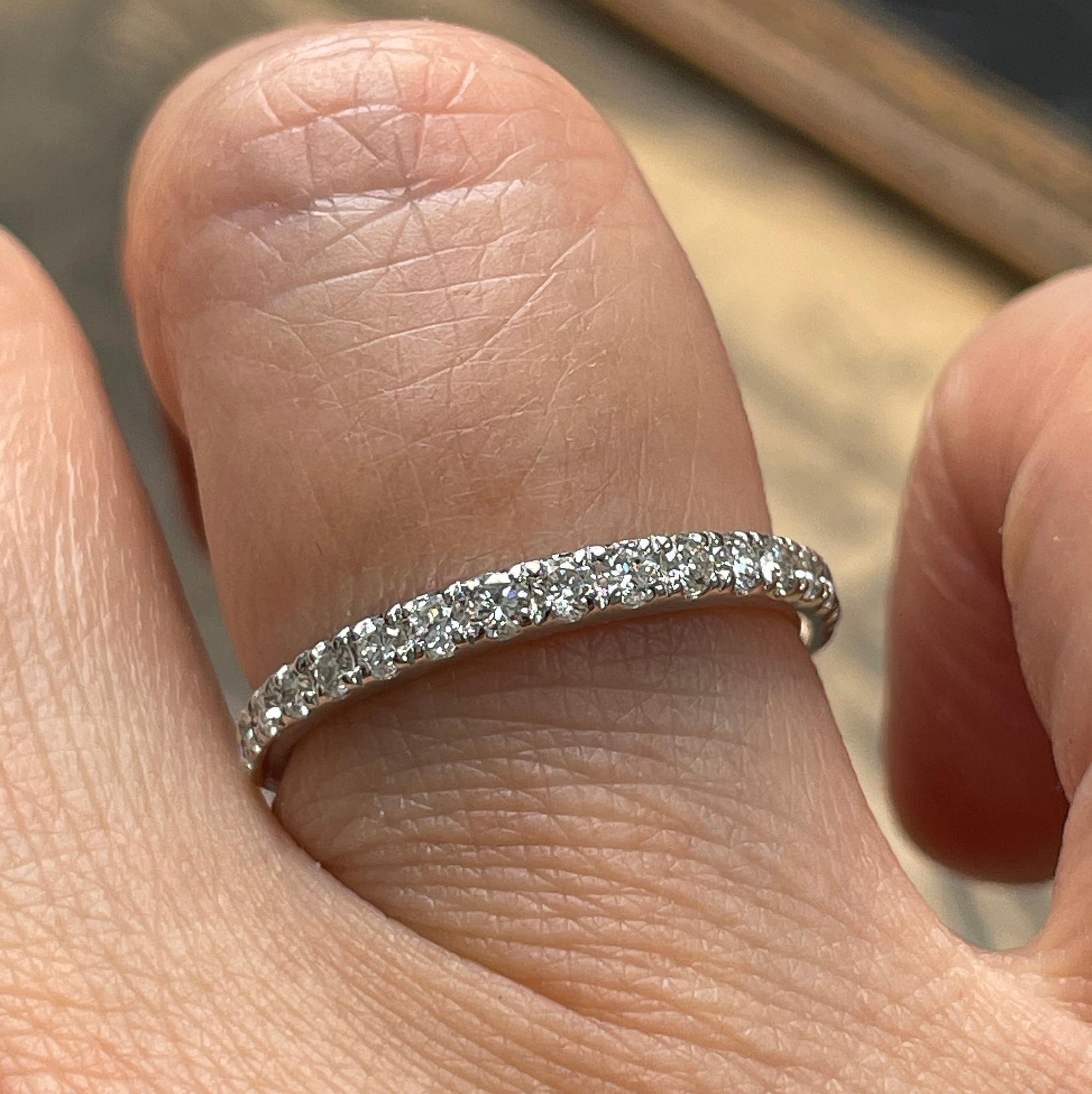 Runder Diamant-Ehering .35ct Pave 14k Weißgold Stapelbarer Jahrestag-Ring im Angebot 4