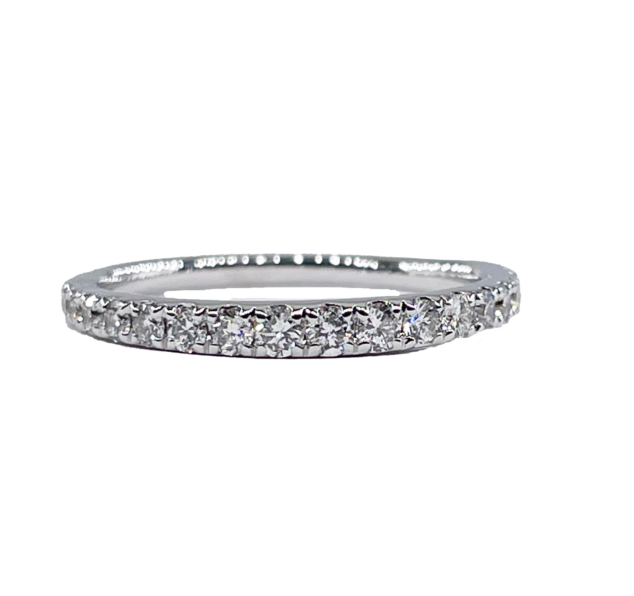 Runder Diamant-Ehering .35ct Pave 14k Weißgold Stapelbarer Jahrestag-Ring im Angebot 12