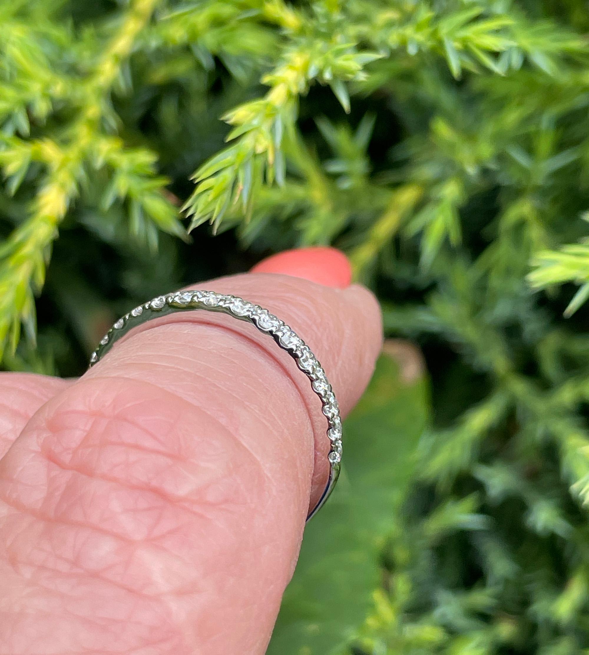 Runder Diamant-Ehering .35ct Pave 14k Weißgold Stapelbarer Jahrestag-Ring (Moderne) im Angebot