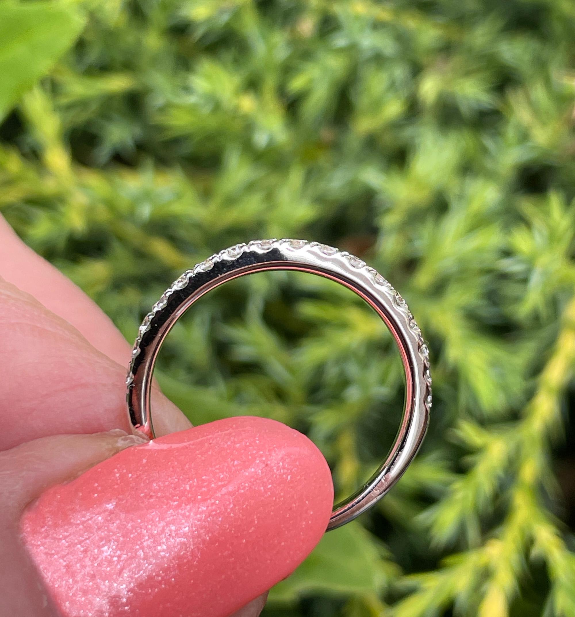 Runder Diamant-Ehering .35ct Pave 14k Weißgold Stapelbarer Jahrestag-Ring (Rundschliff) im Angebot