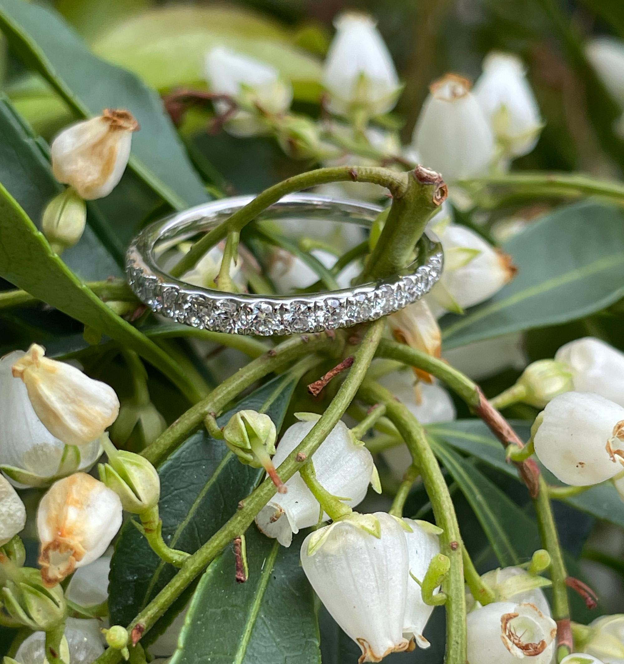 Runder Diamant-Ehering .35ct Pave 14k Weißgold Stapelbarer Jahrestag-Ring im Zustand „Gut“ im Angebot in New York, NY