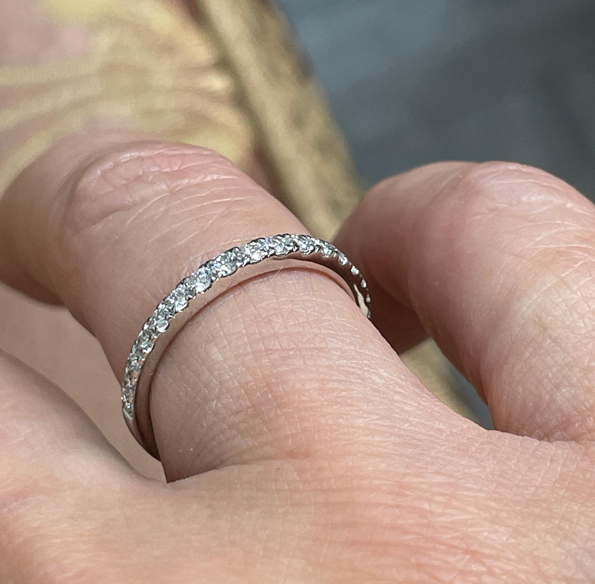 Runder Diamant-Ehering .35ct Pave 14k Weißgold Stapelbarer Jahrestag-Ring im Angebot 1