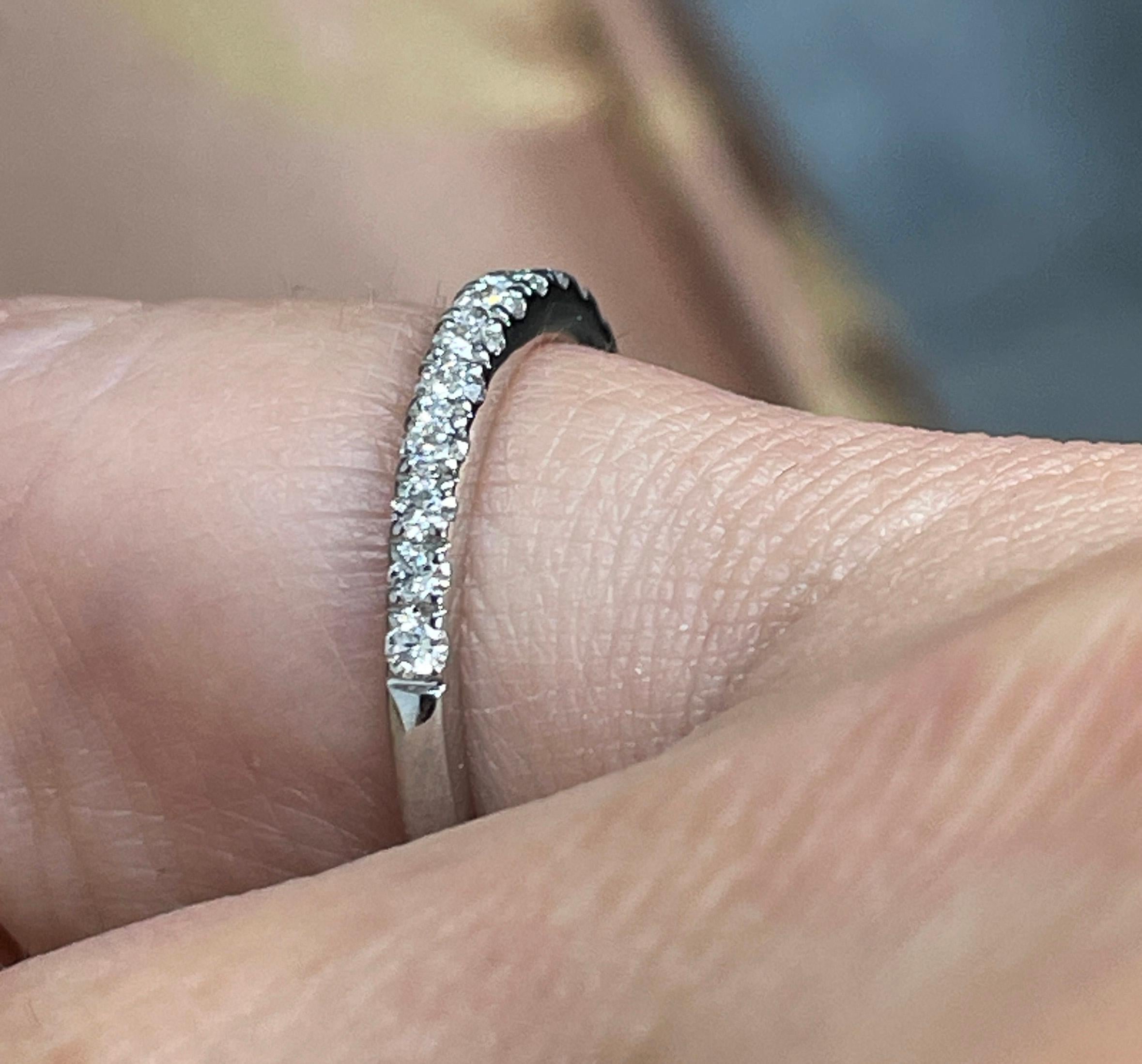 Runder Diamant-Ehering .35ct Pave 14k Weißgold Stapelbarer Jahrestag-Ring im Angebot 2