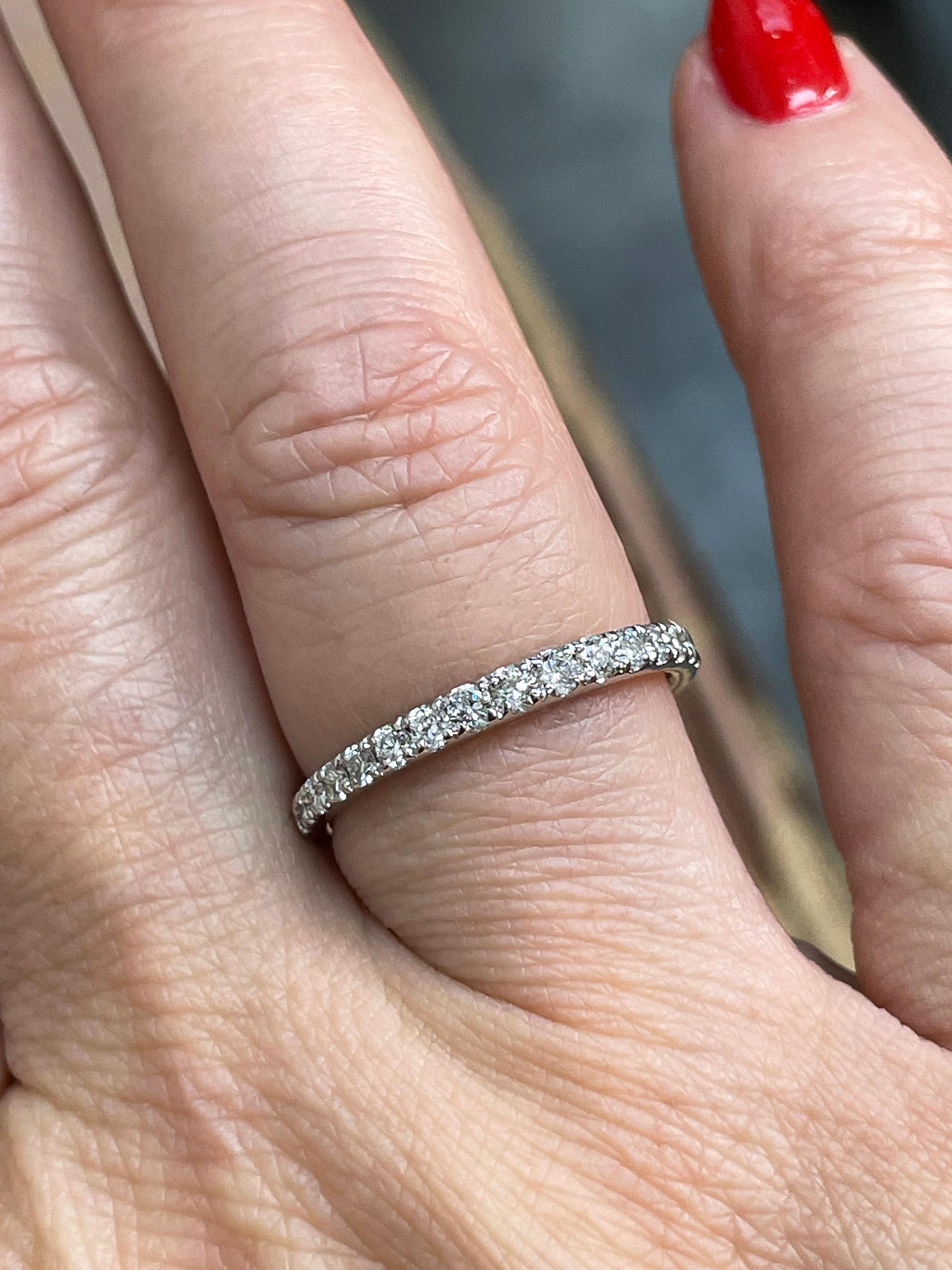 Runder Diamant-Ehering .35ct Pave 14k Weißgold Stapelbarer Jahrestag-Ring im Angebot 3