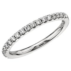 Anneau d'anniversaire empilable en or blanc 14k avec diamant rond .35ct Pave