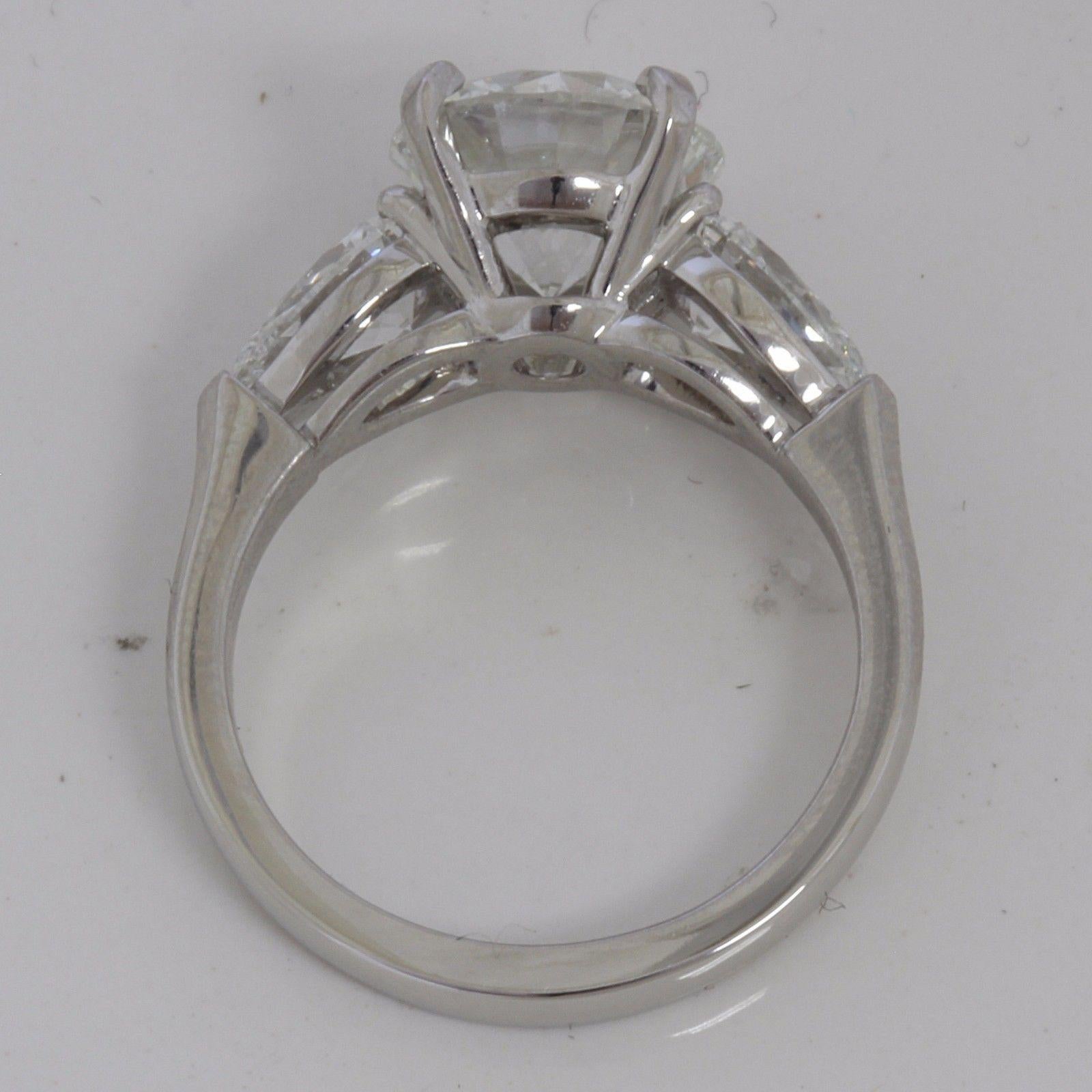 Runder Diamant-/Hochzeits-/Verlobungsring, 2,2 Karat Dreisteinring im Zustand „Neu“ im Angebot in West Hollywood, CA