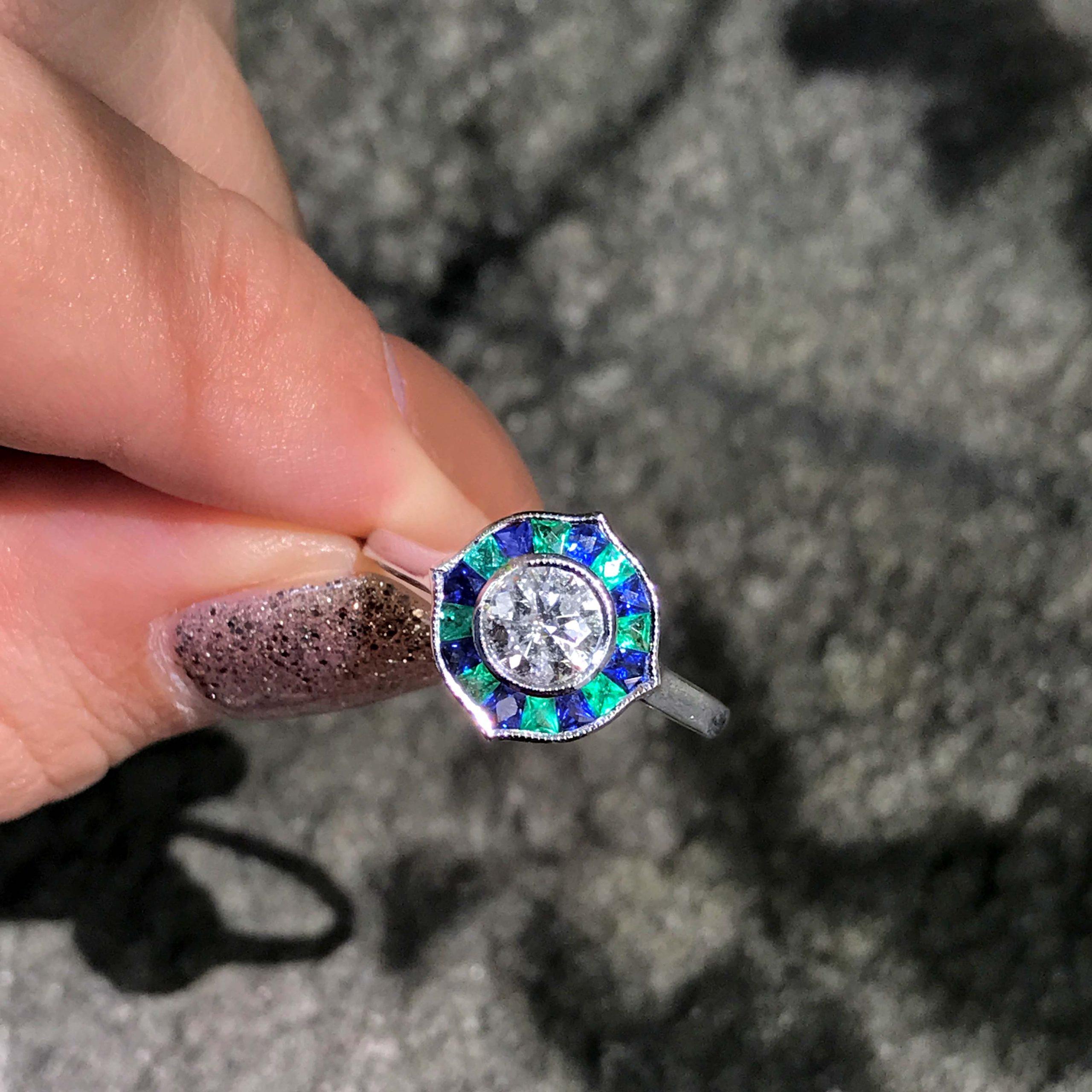 Anillo de Oro Blanco en Mosaico Estilo Art Decó de Diamante Redondo con Esmeralda y Zafiro en venta 1
