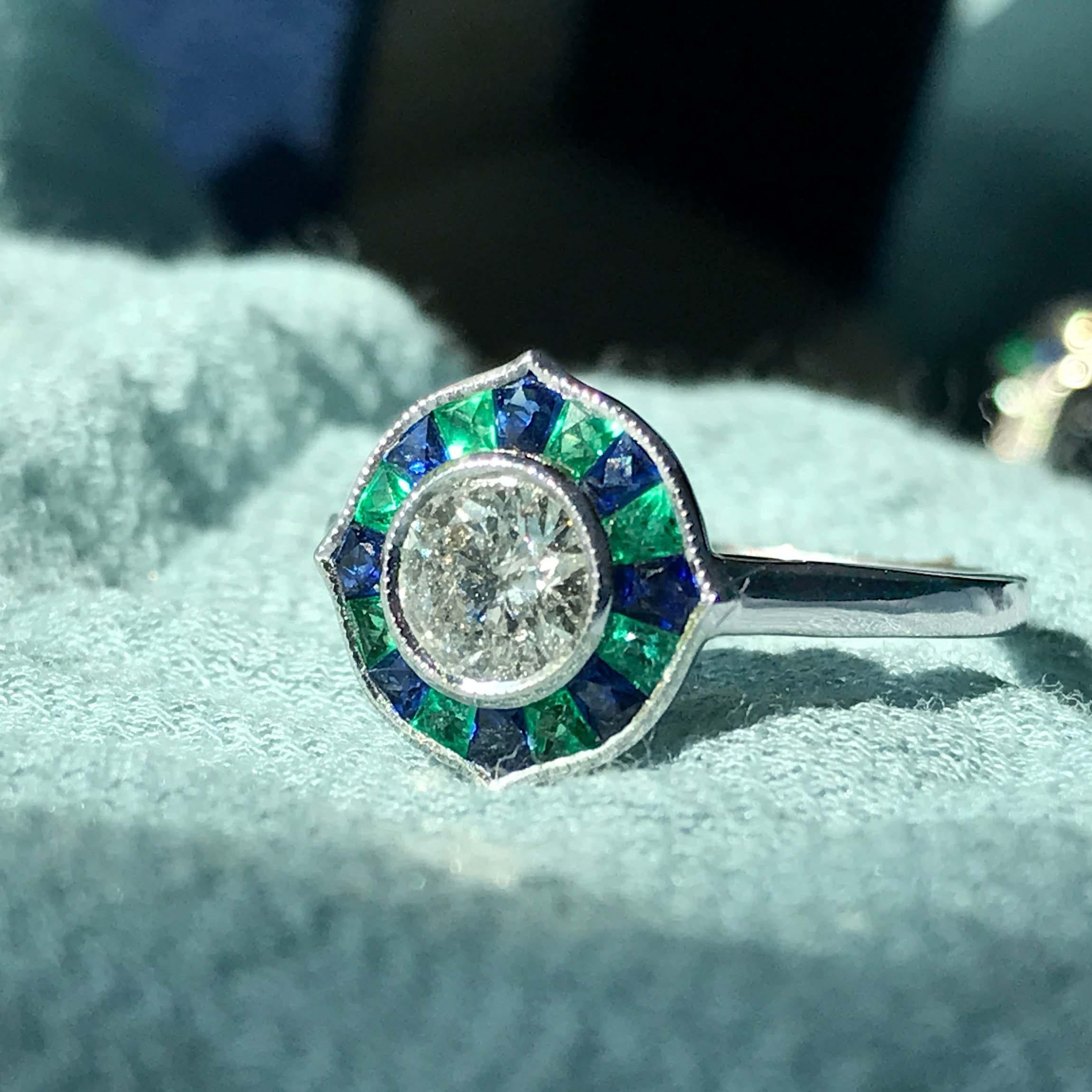 Anillo de Oro Blanco en Mosaico Estilo Art Decó de Diamante Redondo con Esmeralda y Zafiro en venta 2