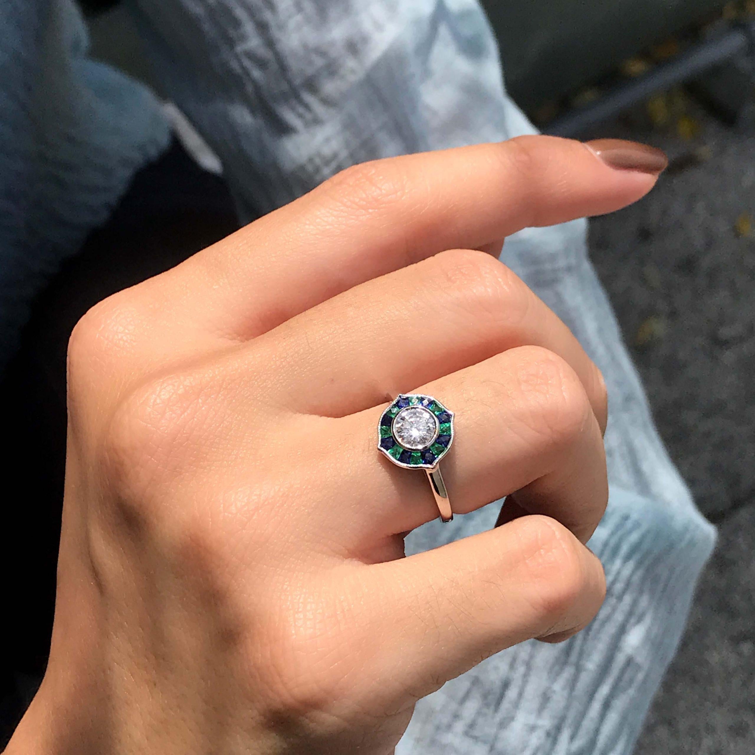 Anillo de Oro Blanco en Mosaico Estilo Art Decó de Diamante Redondo con Esmeralda y Zafiro en venta 3