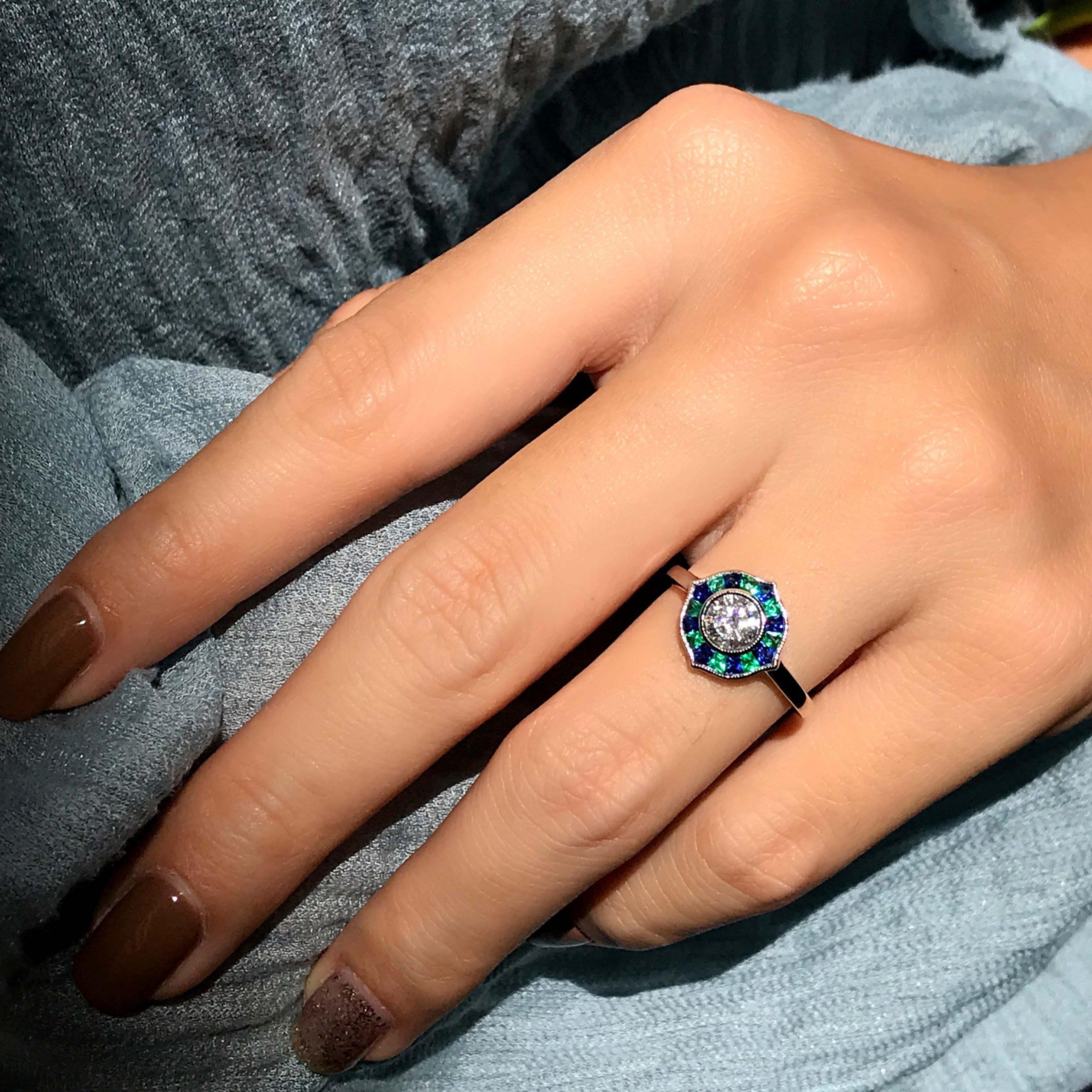 Anillo de Oro Blanco en Mosaico Estilo Art Decó de Diamante Redondo con Esmeralda y Zafiro en venta 4