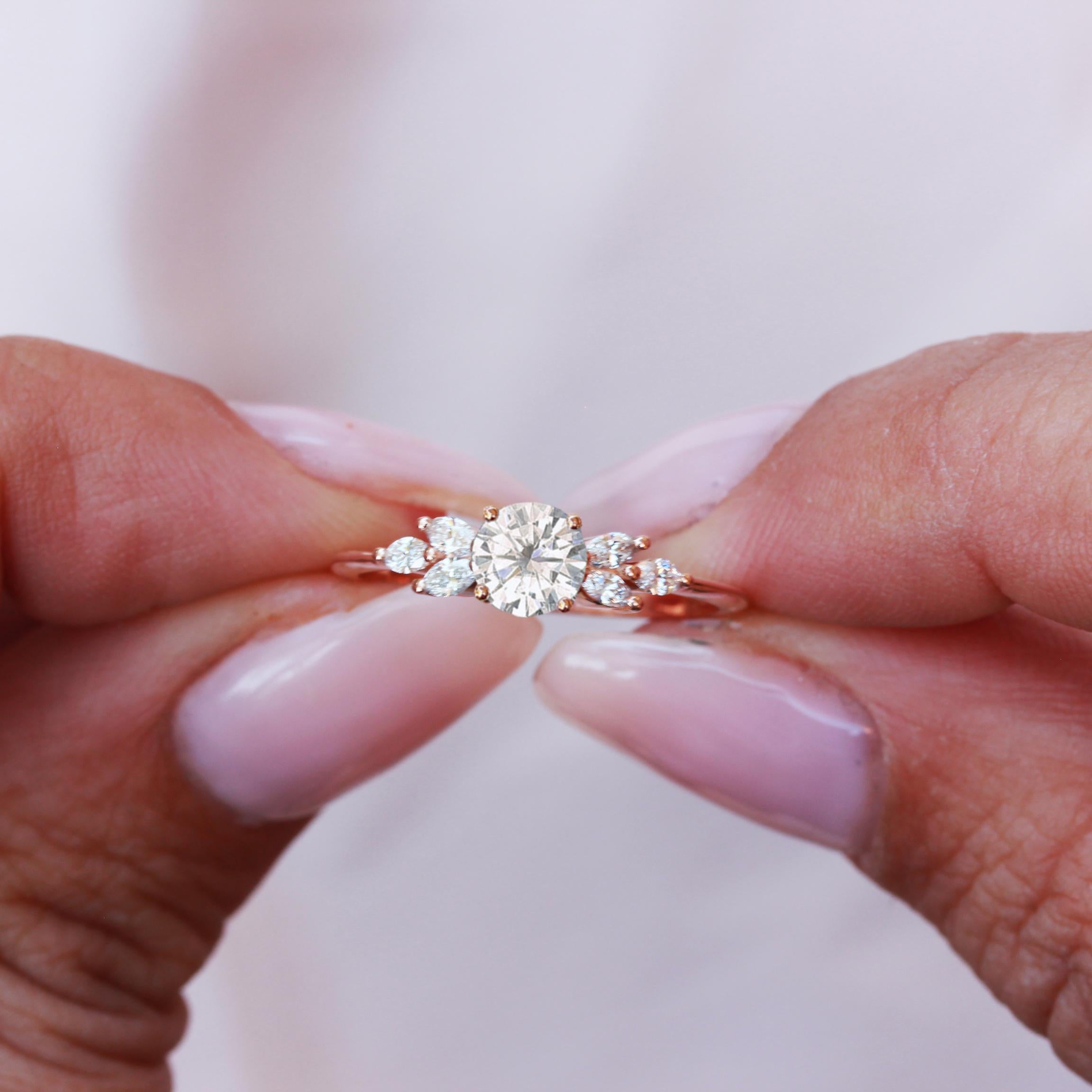 Im Angebot: Runder Diamant mit Marquise Seitensteinen Klassischer, einzigartiger Verlobungsring Penelope () 2