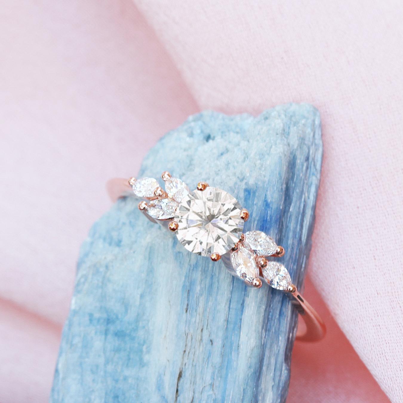 Im Angebot: Runder Diamant mit Marquise Seitensteinen Klassischer, einzigartiger Verlobungsring Penelope () 4