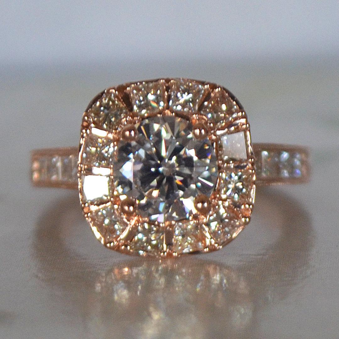 Runder Diamant mit Prinzessin Halo Verlobungsring Rose Gold - 1,60 Karat TW 

Can Be made with your diamond or any other diamond, price will be adjusted based on center stone.

Der Ring wird auf Bestellung gefertigt und benötigt ca. 3-6
