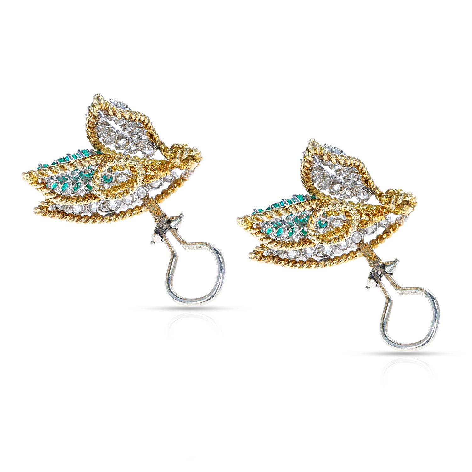 Taille ronde Boucles d'oreilles à trois feuilles en platine et or 18 carats avec diamants ronds et émeraudes en vente