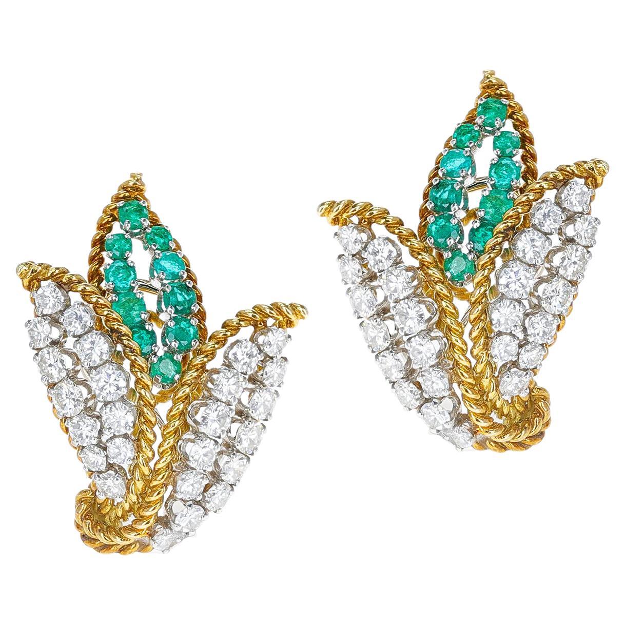 Boucles d'oreilles à trois feuilles en platine et or 18 carats avec diamants ronds et émeraudes en vente