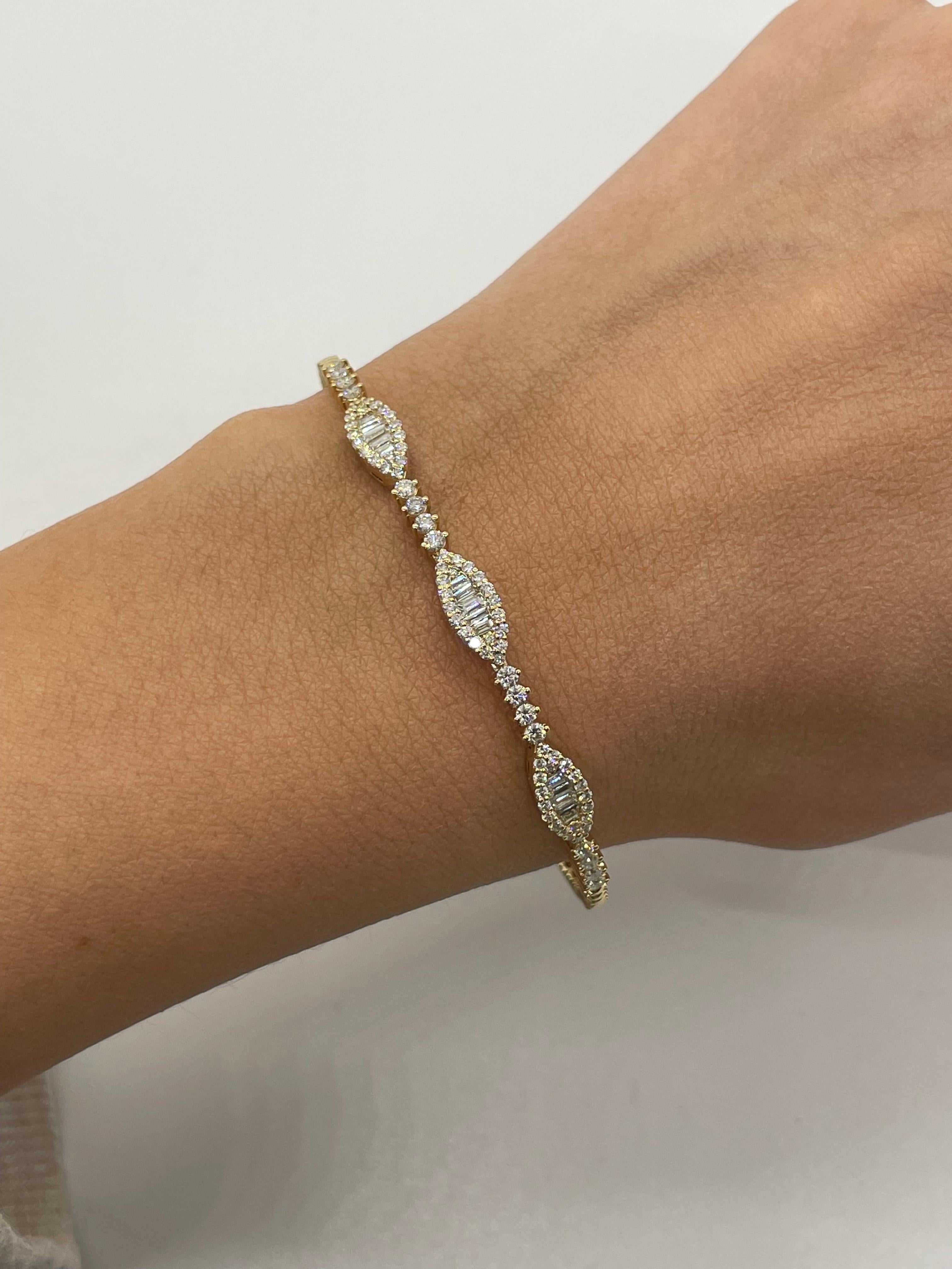 Rundes Manschettenarmband mit Diamanten und Baguetteschliff aus 18 Karat Gelbgold - Klein im Zustand „Neu“ im Angebot in Los Angeles, CA