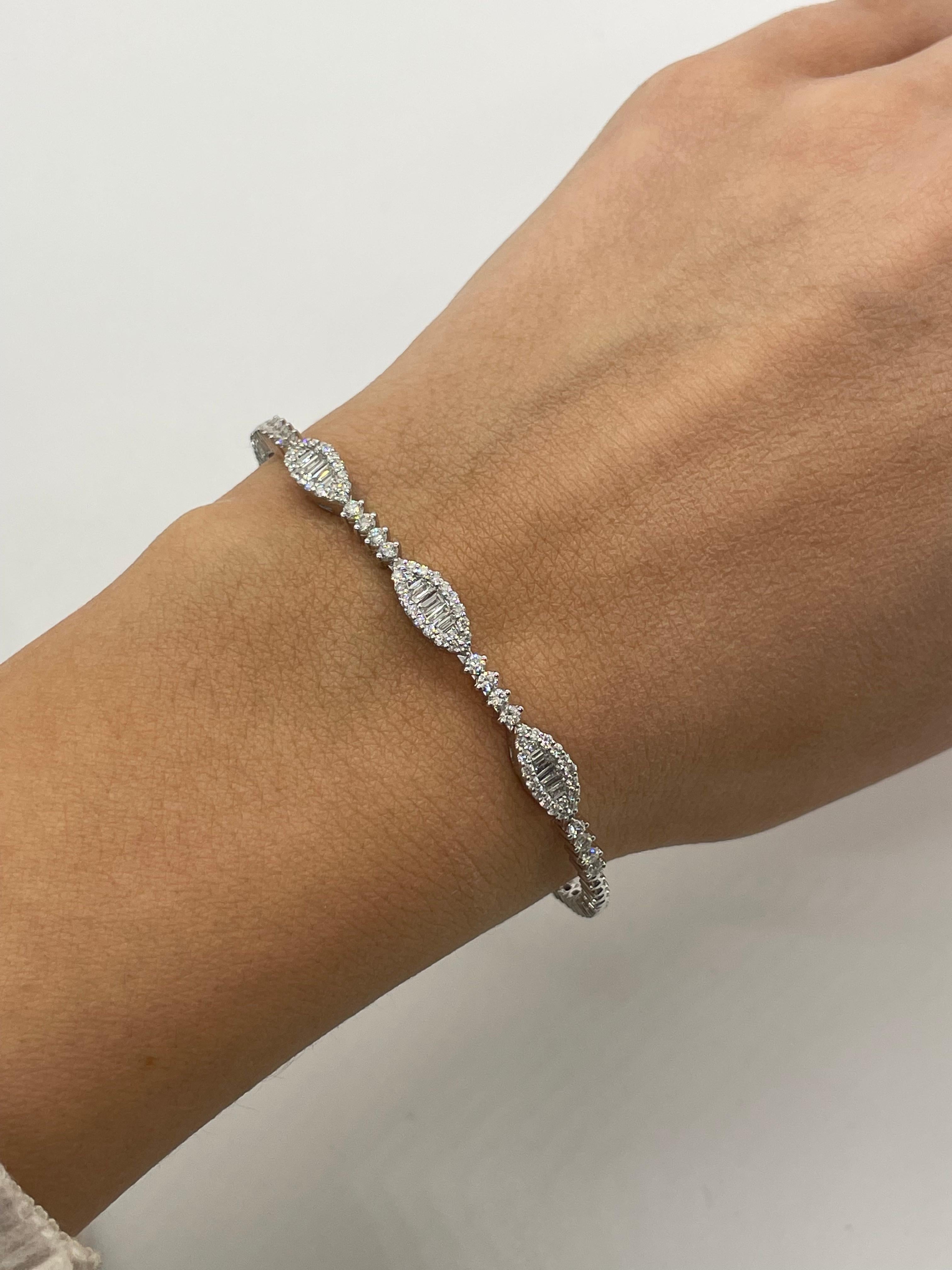 Rundes Manschettenarmband mit Diamanten und Baguetteschliff aus 18 Karat Gelbgold - Klein im Angebot 1