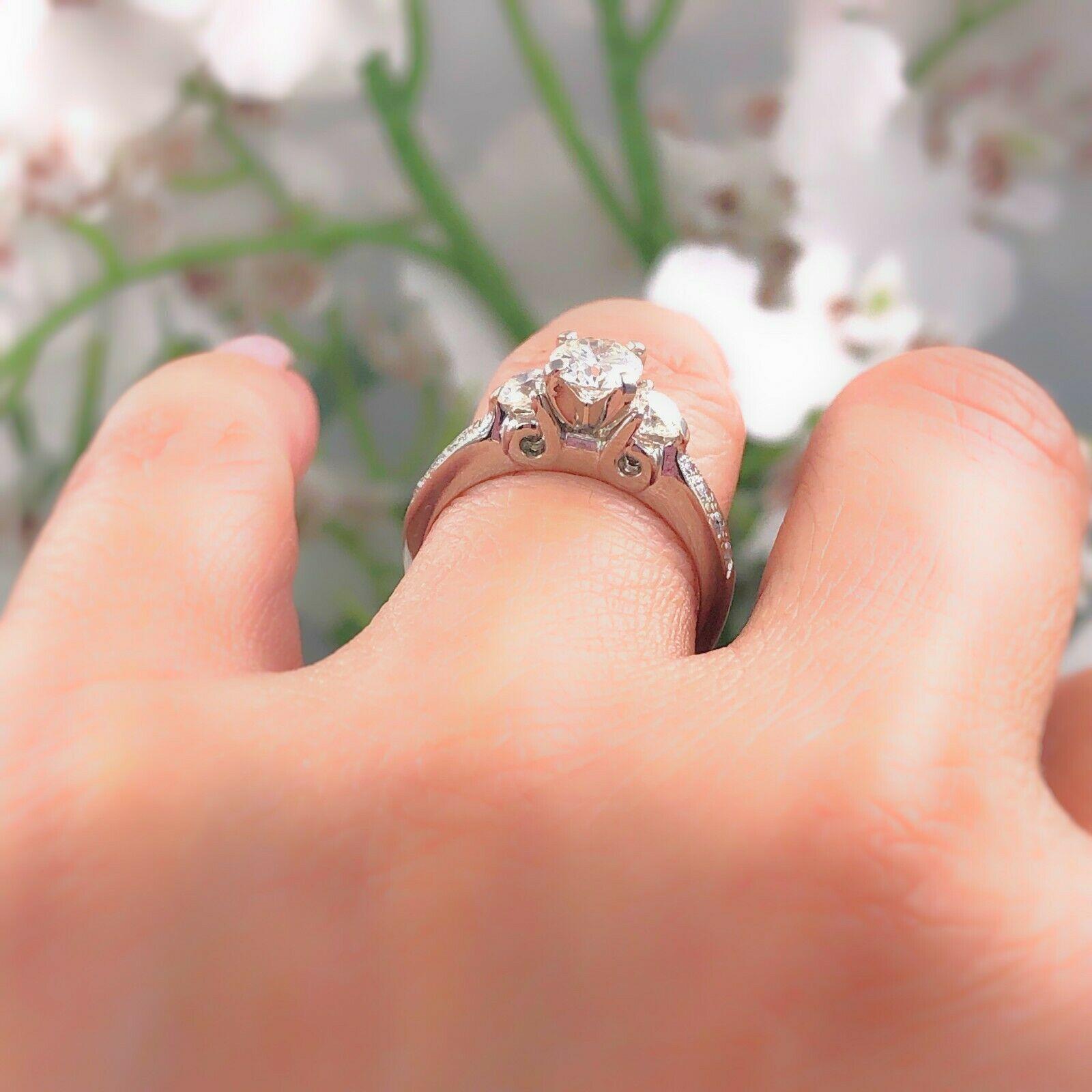 Anello di fidanzamento a tre pietre con diamanti rotondi da 1,00 carati in platino in vendita 5