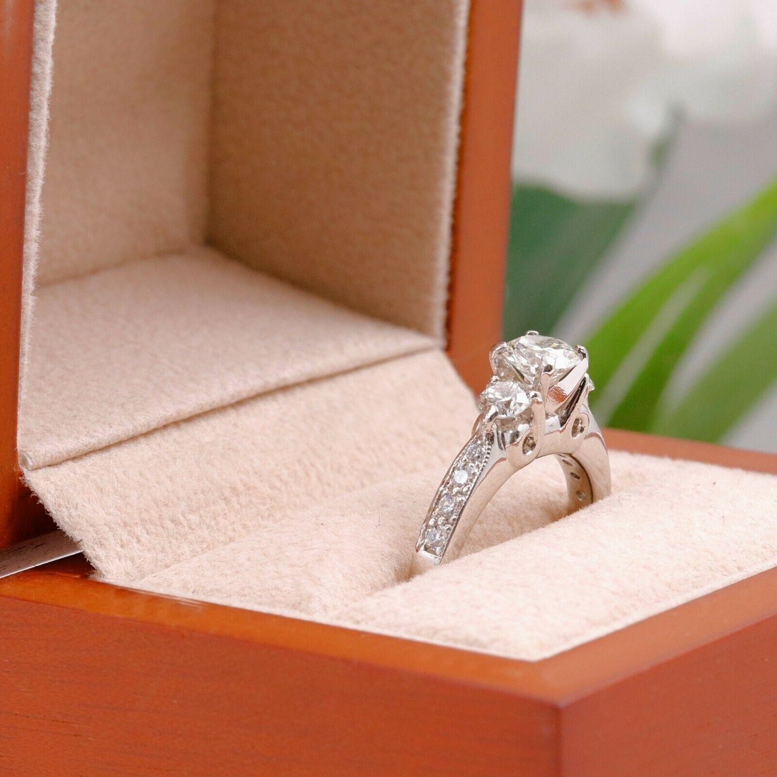 Anello di fidanzamento a tre pietre con diamanti rotondi da 1,00 carati in platino in vendita 3