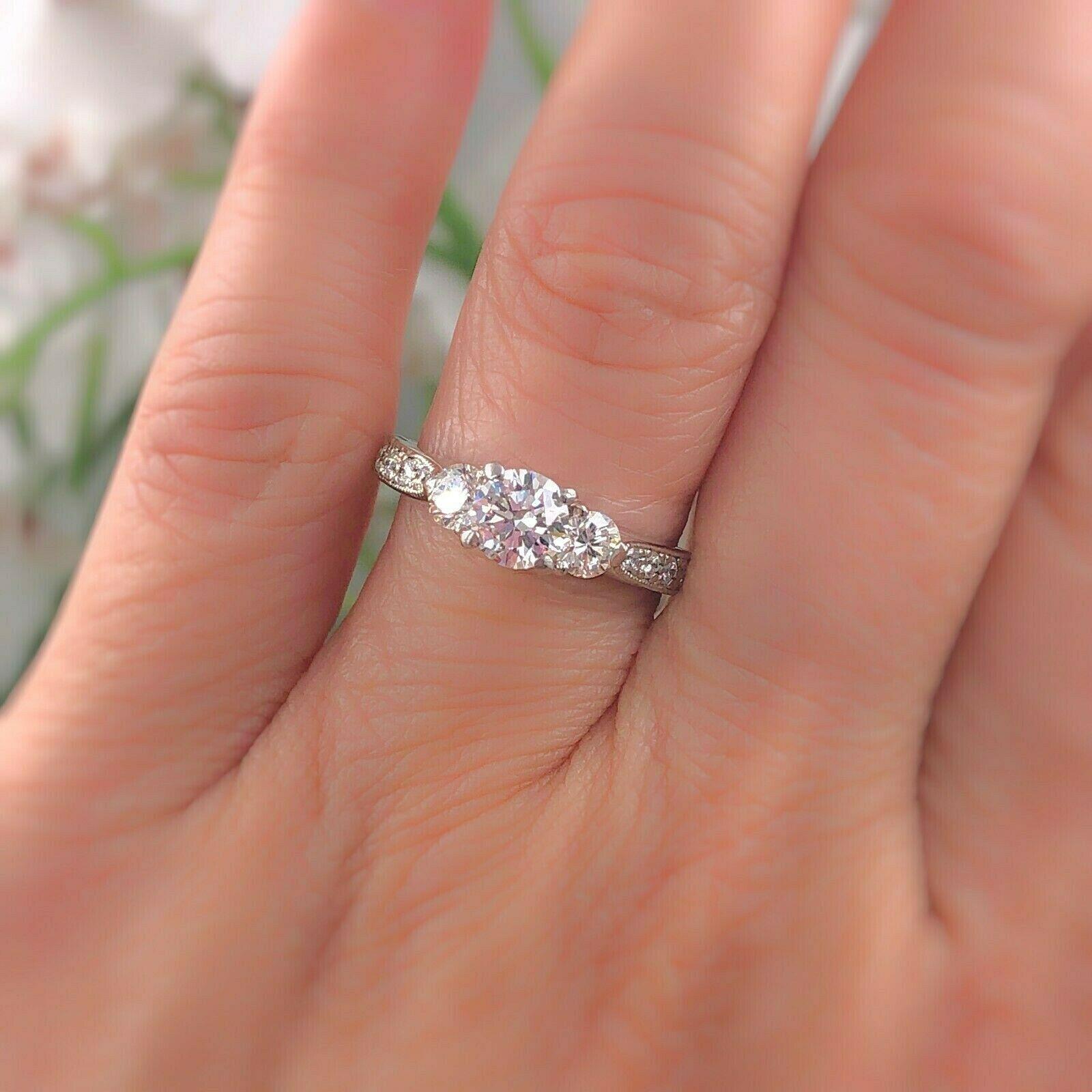 Round Diamonds Three-Stone Engagement Ring 1.00 Carat in Platinum For Sale 3
