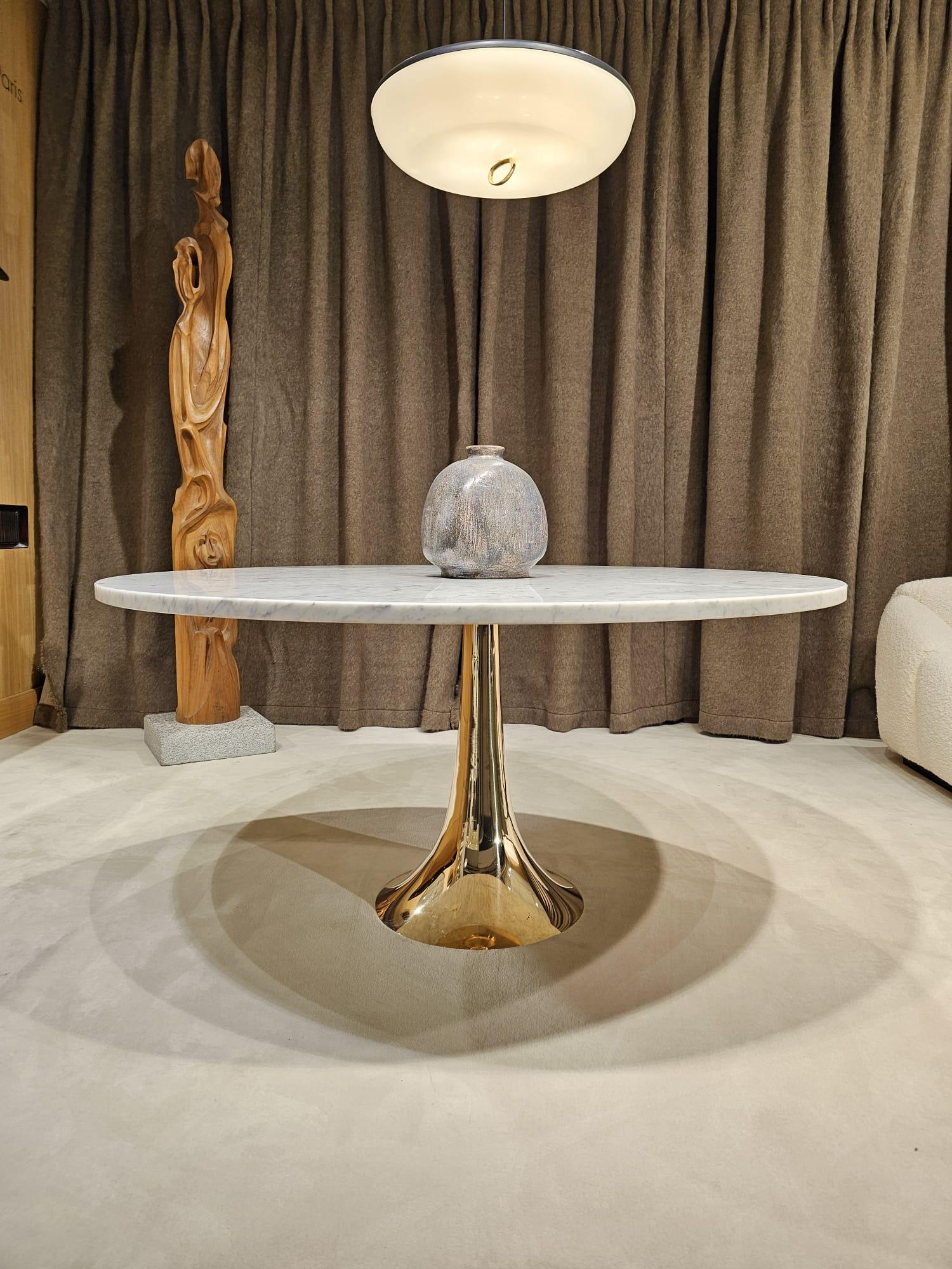 Runder Esstisch mit hellgrau geäderter weißer Marmorplatte und zentralem Bein aus Messing.

Designer Angelo MANGIAROTTI

Herkunft: Italien, 1970er Jahre
Durchmesser: 150 cm
Sehr guter Zustand

Angelo MANGIAROTTI war ein führender italienischer