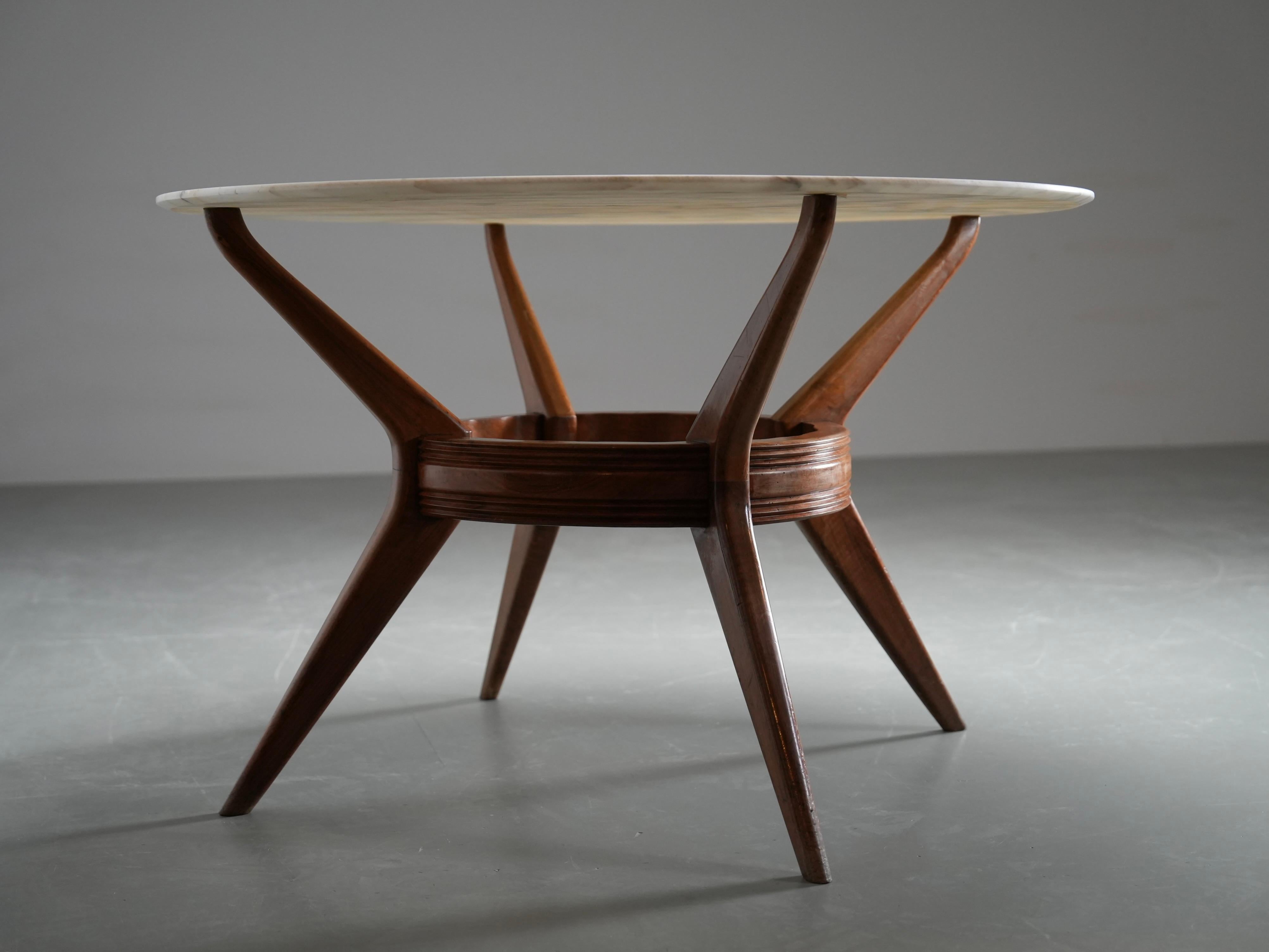Table de salle à manger ronde en noyer et marbre par Ariberto Colombo, Italie, années 1950 en vente 4