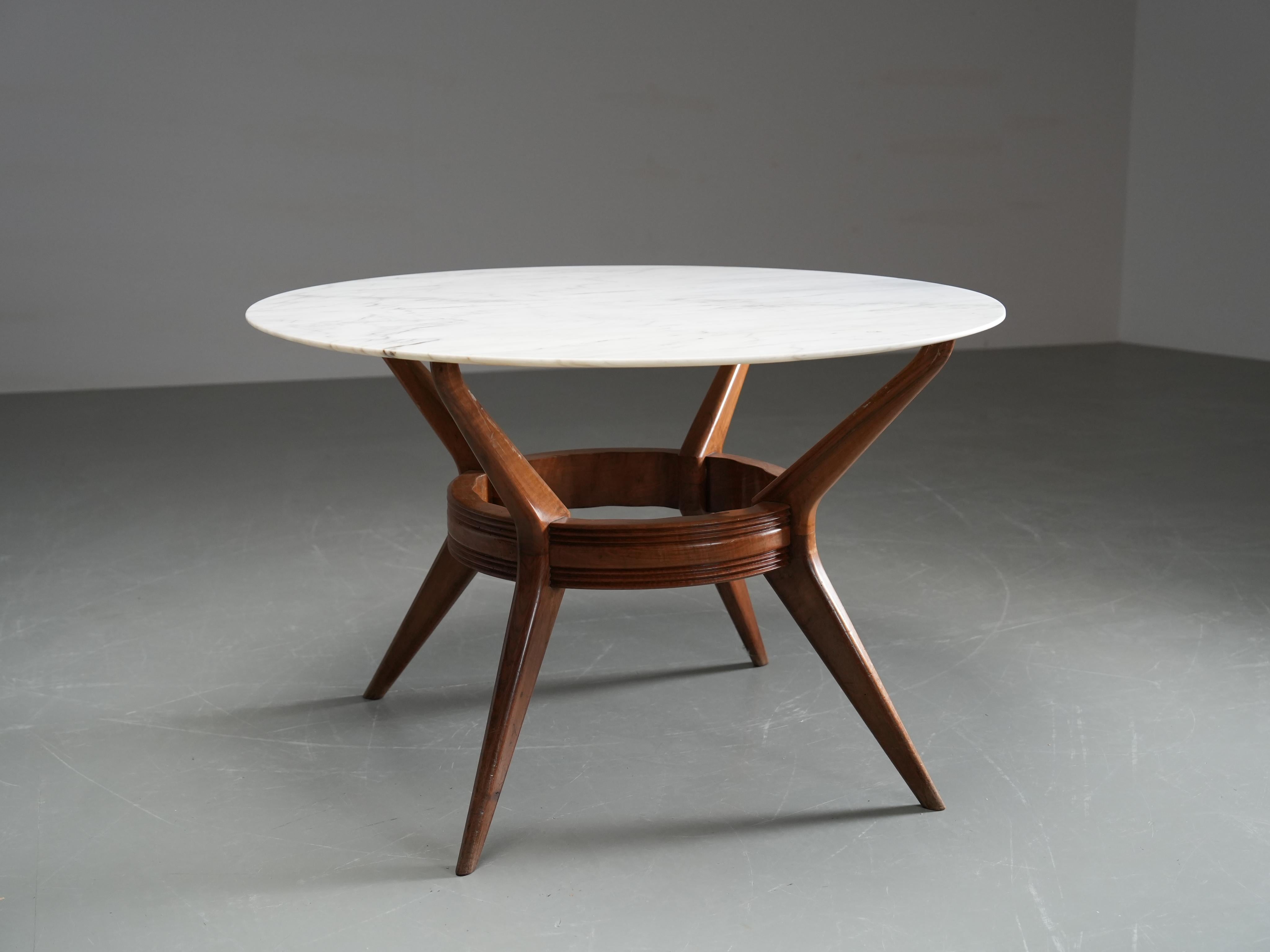 Rare table ronde italienne des années 1950 en noyer massif avec un plateau en marbre, attribuée à Ariberto Colombo et clairement dans l'esprit de Paolo Buffa. La table présente une base sculpturale raffinée avec des détails sculptés à la main le
