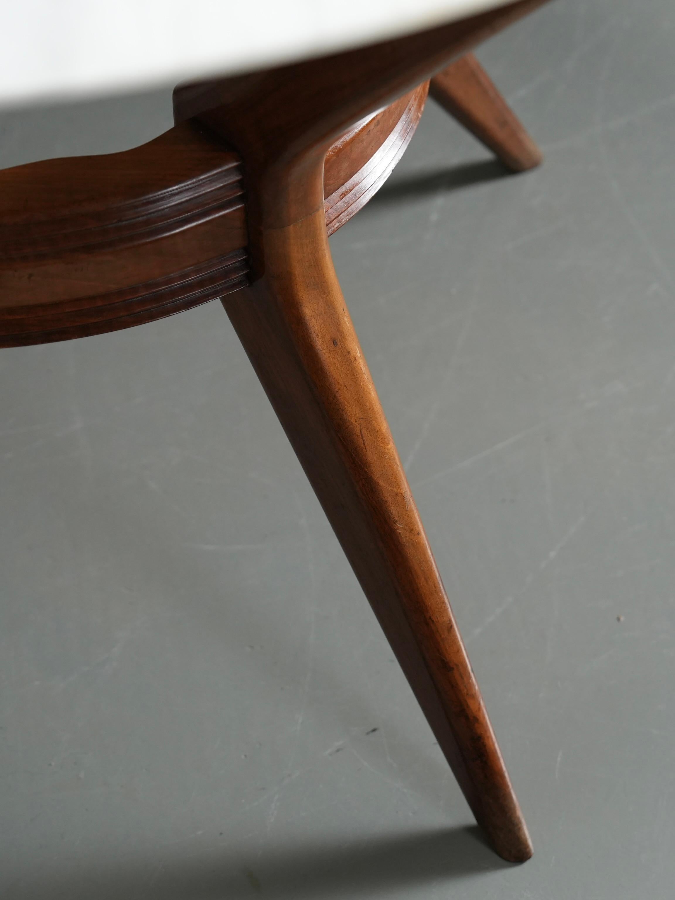 Table de salle à manger ronde en noyer et marbre par Ariberto Colombo, Italie, années 1950 Bon état - En vente à Uithoorn, NL