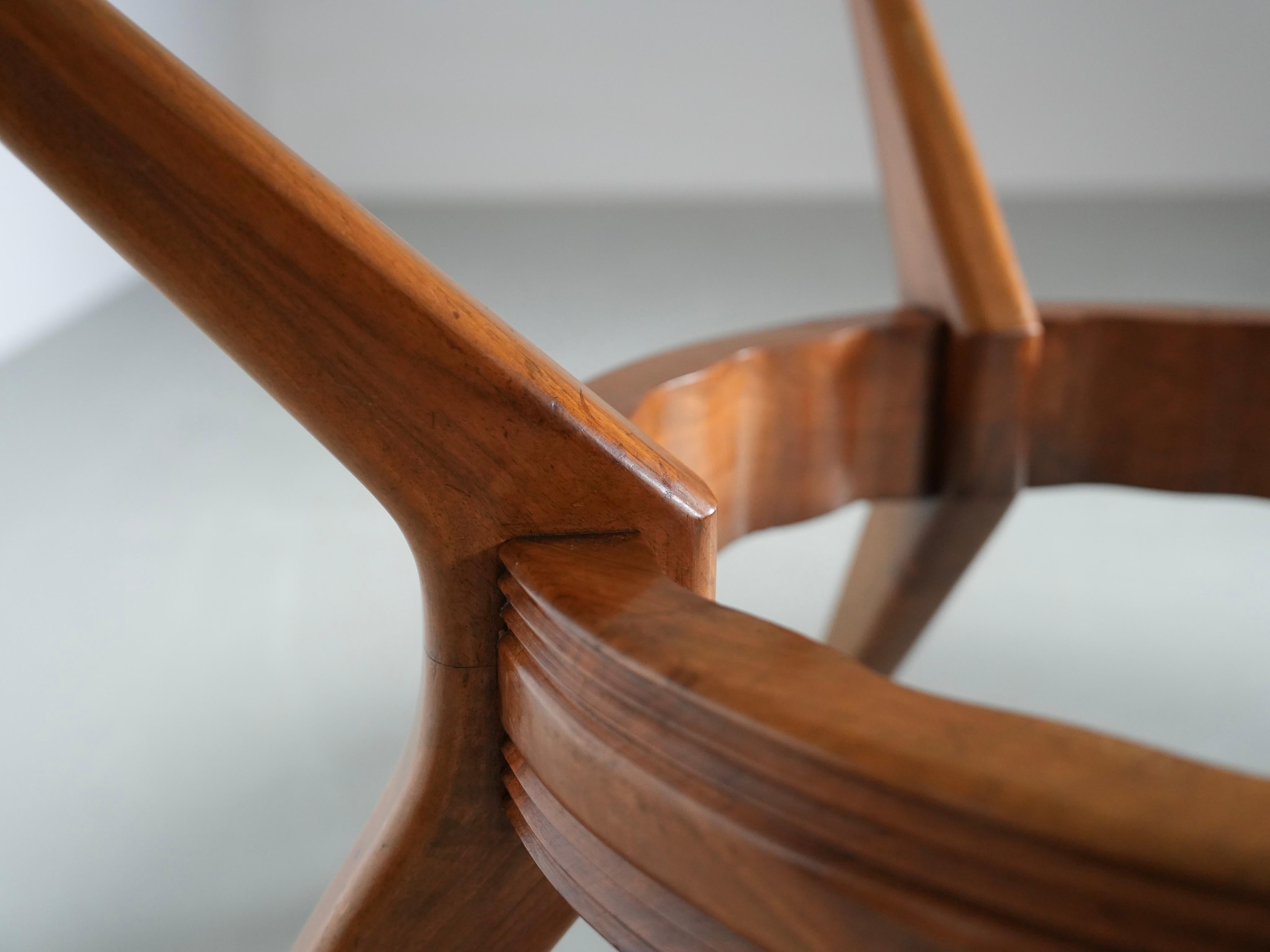 italien Table de salle à manger ronde en noyer et marbre par Ariberto Colombo, Italie, années 1950 en vente