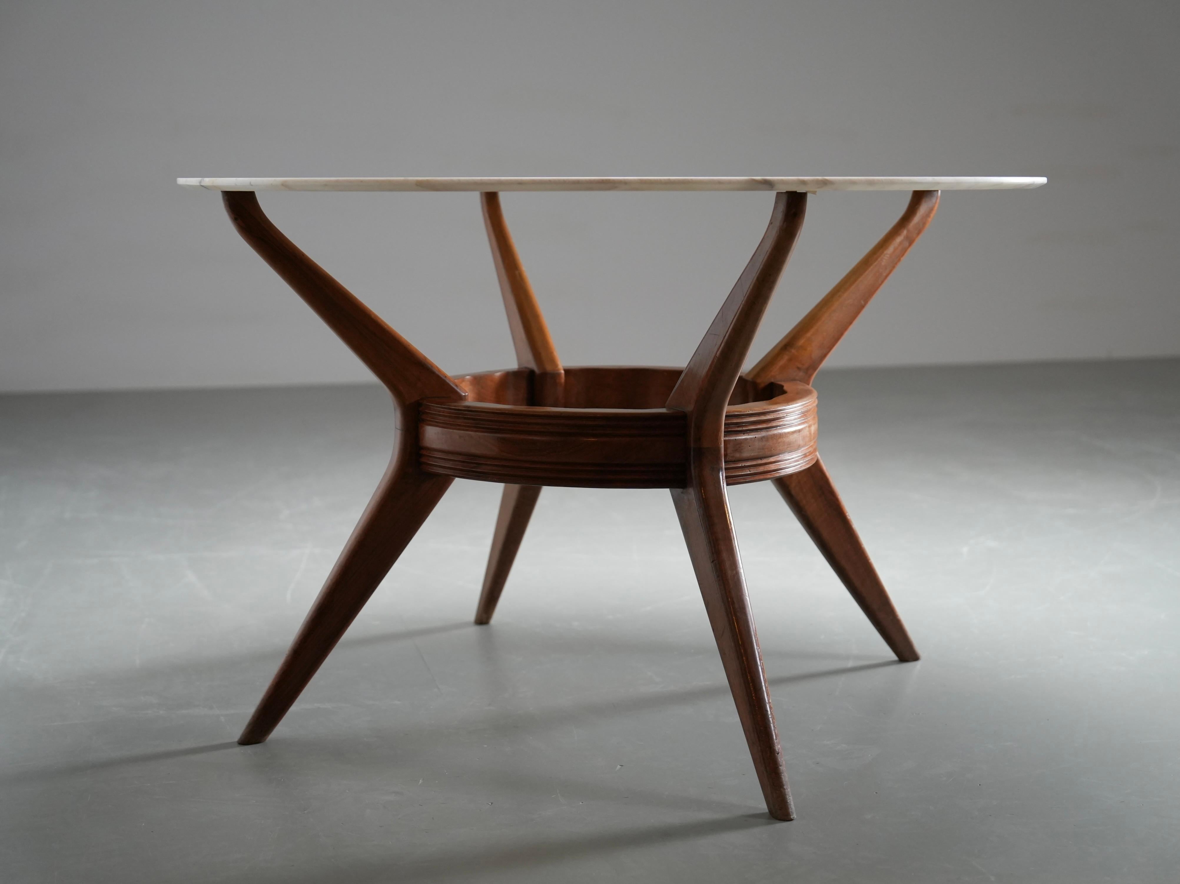 Milieu du XXe siècle Table de salle à manger ronde en noyer et marbre par Ariberto Colombo, Italie, années 1950 en vente
