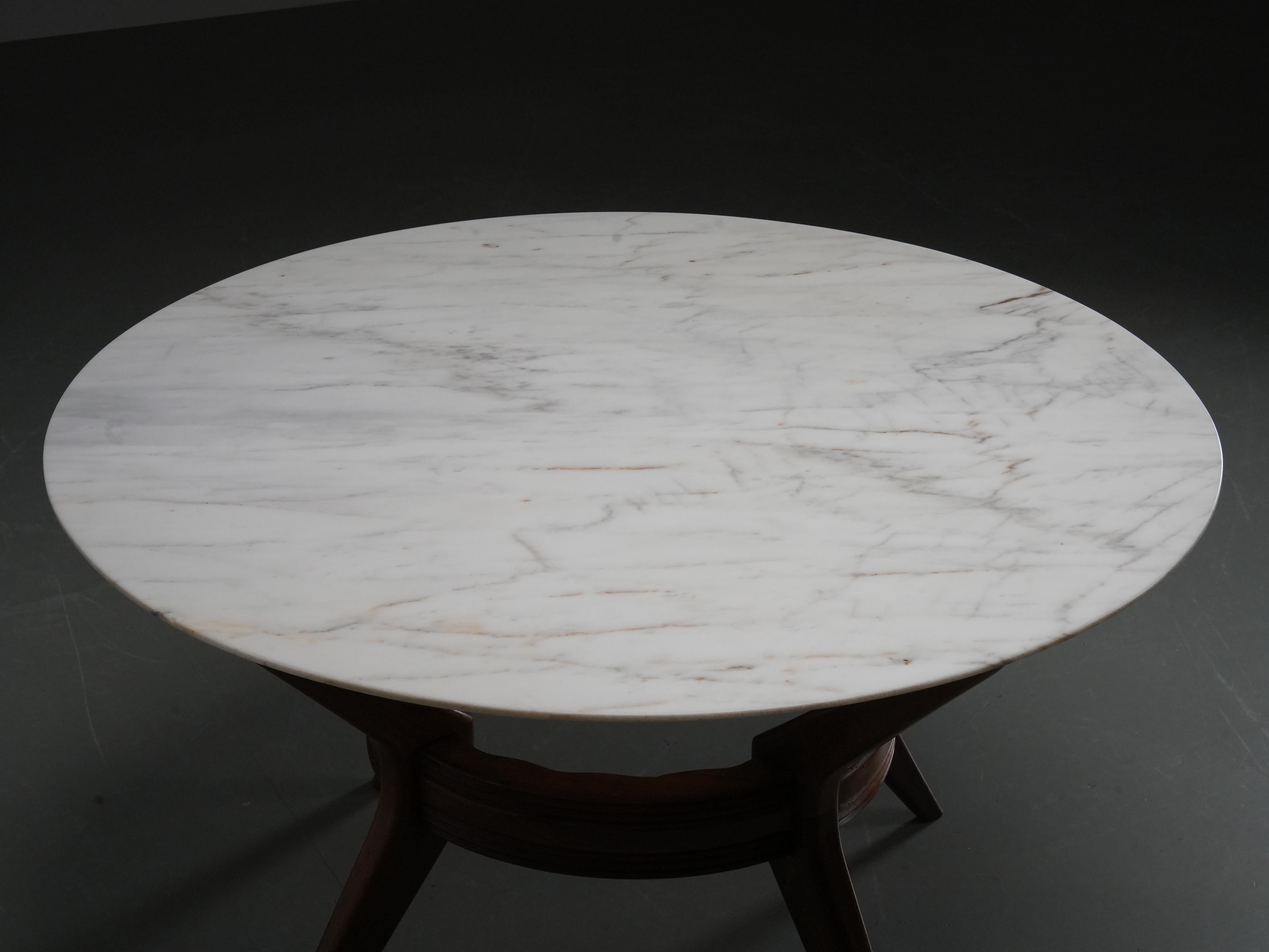Marbre Table de salle à manger ronde en noyer et marbre par Ariberto Colombo, Italie, années 1950 en vente