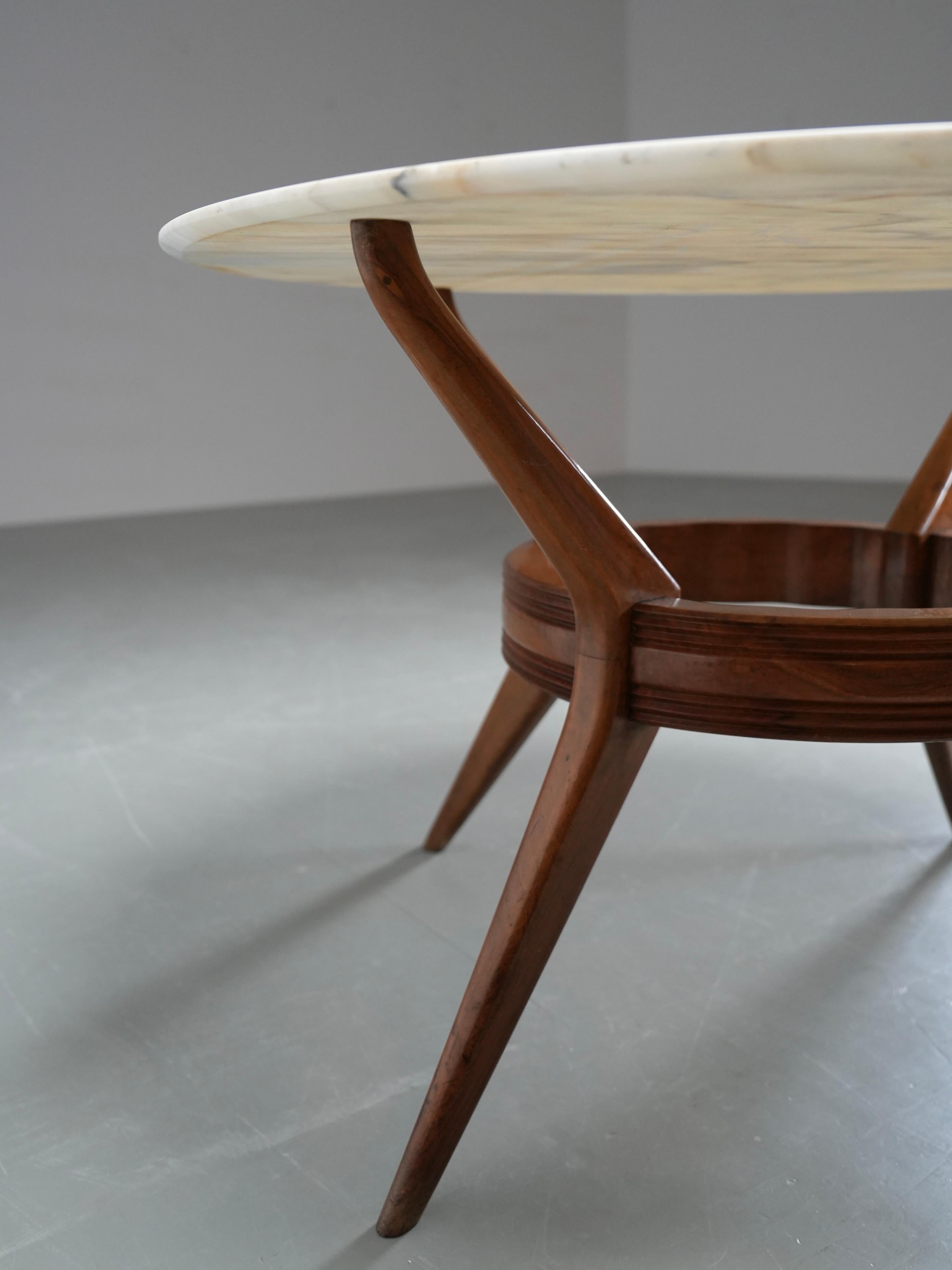 Table de salle à manger ronde en noyer et marbre par Ariberto Colombo, Italie, années 1950 en vente 1