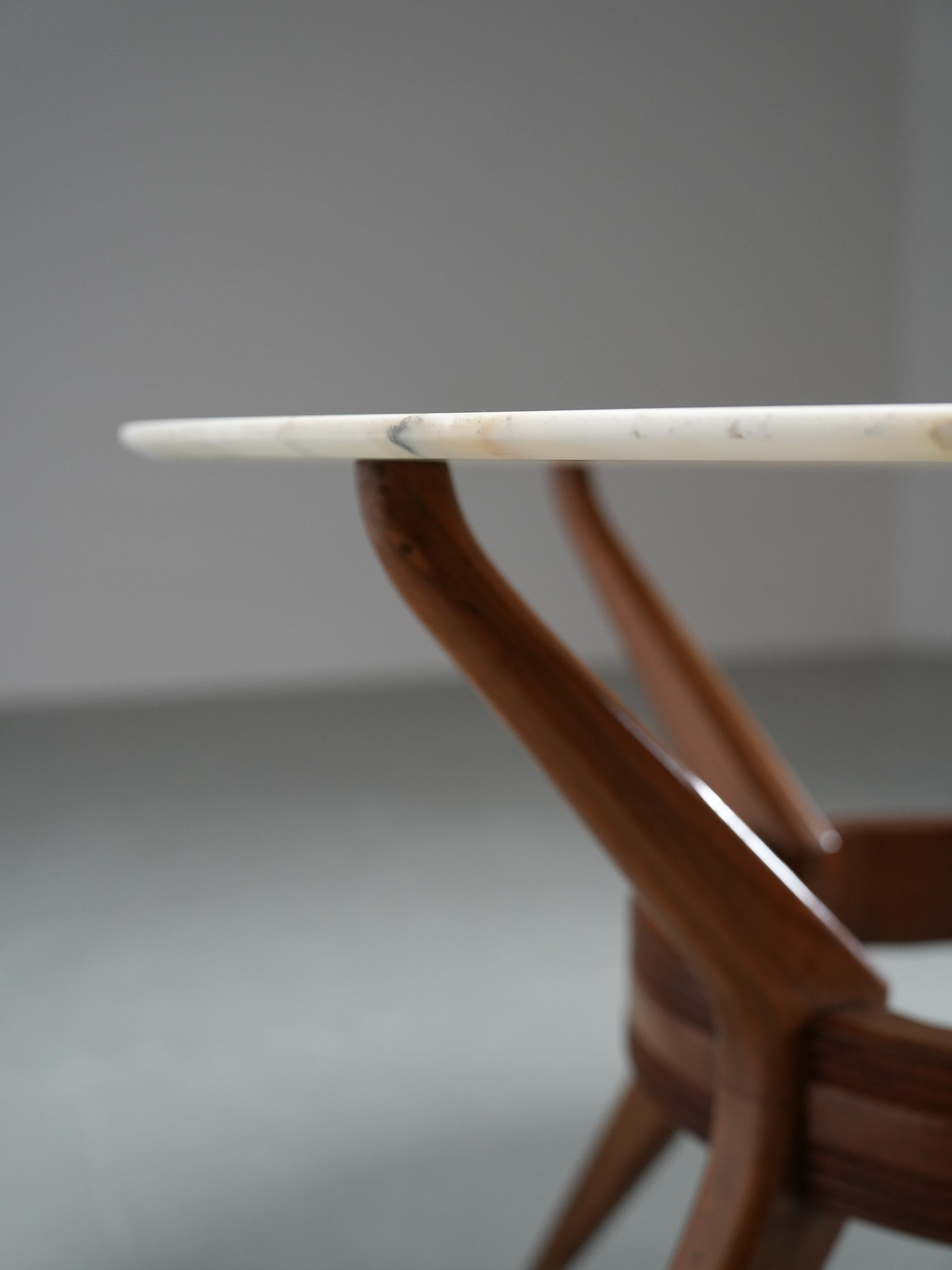 Table de salle à manger ronde en noyer et marbre par Ariberto Colombo, Italie, années 1950 en vente 2