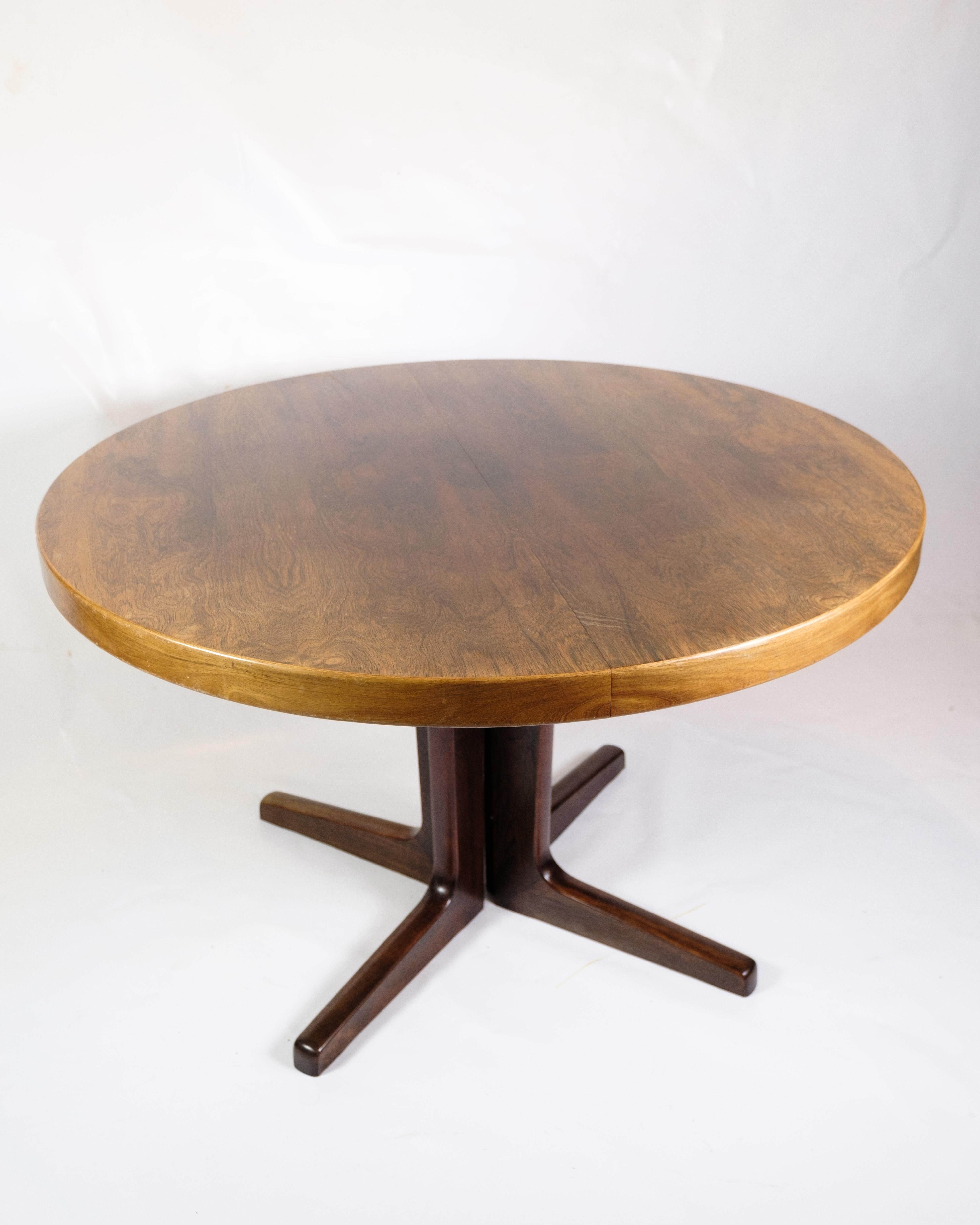 *PRICE INCLUDES FULL REFINISH OF THE ENTIRE ITEM*

This round dining table in rosewood from 1960, produced by Skovby Møbelfabrik, is a splendid example of Danish furniture art and craftsmanship from the mid-20th century. The rosewood, with its warm