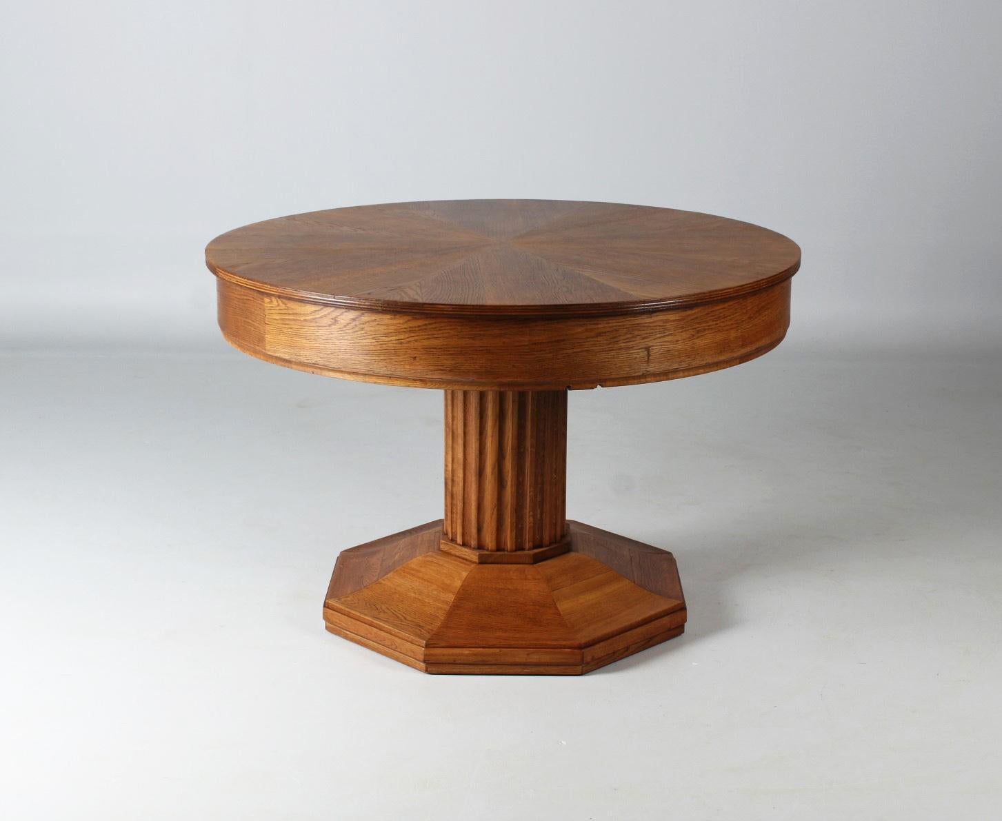 Dining table with extraordinary enlarging mechanism

Liegnitz (Josef Seiler workshop)
Oak
1920s

Dimensions: Height 78 cm, diameter 120 cm - 170 cm

Description:
This extraordinary dining table from the 1920s has the rare ability to