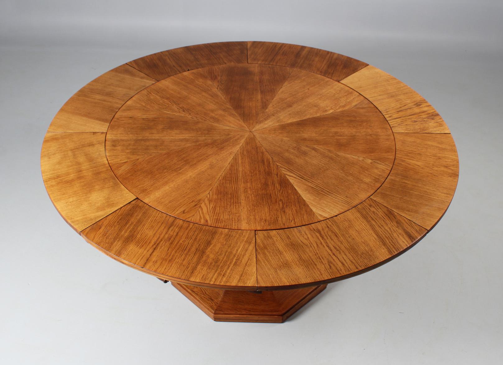 German Round Dining Room Table with Special Enlarging Mechanism, Oak, 1920s