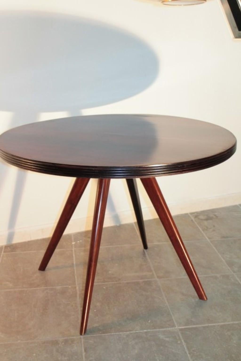 Wonderful rosewood round dining table circa 1950 design attributed to Ico Parisi.