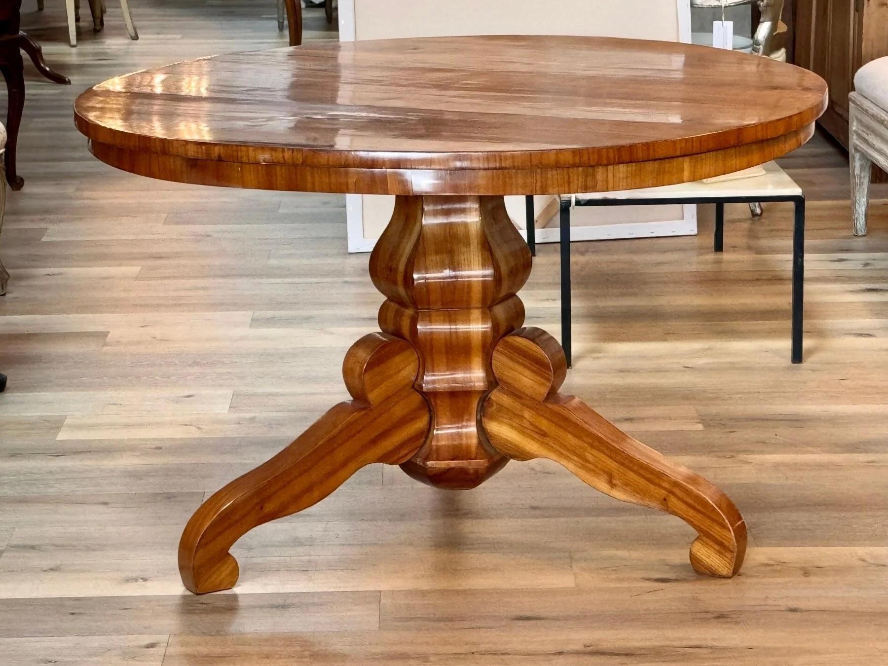 Plateau inclinable en bois fruitier Biedermeier  table, 19e s., plateau circulaire sur piédestal tourné et base tripode, 30 